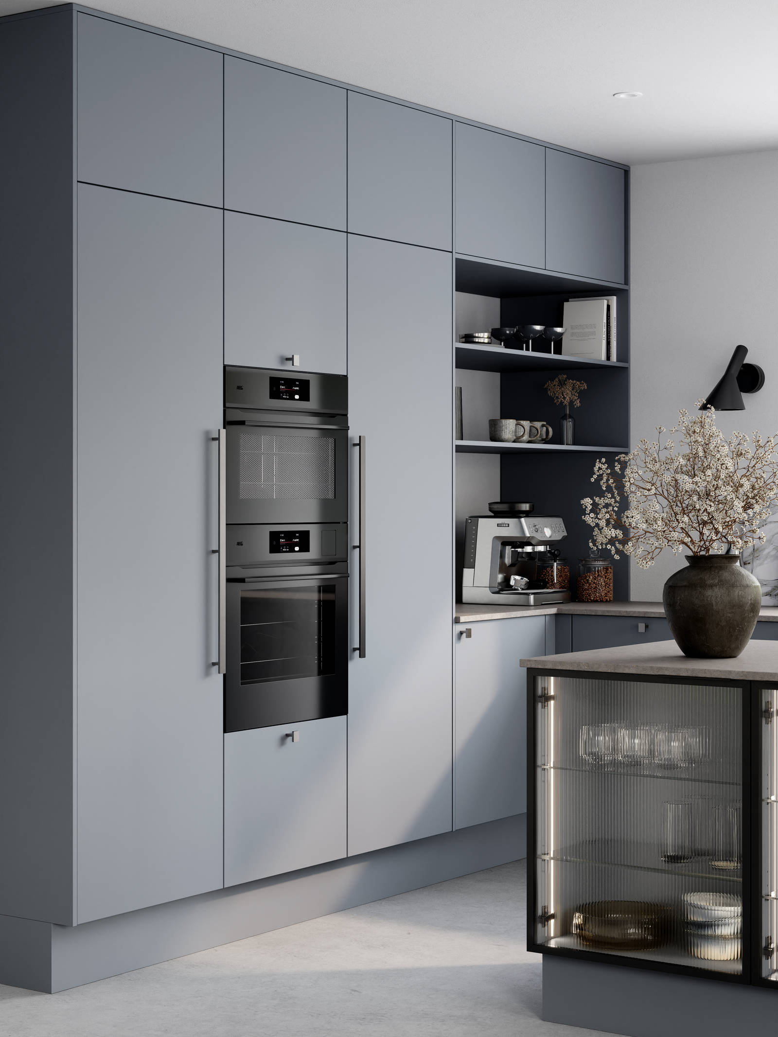 Mat og silkeblødt laminatkøkken Cover i Soft laminat med køkkenø fra INVITA med et seamless udtryck i farve Blåler, vitrineskabe i køkkenøen