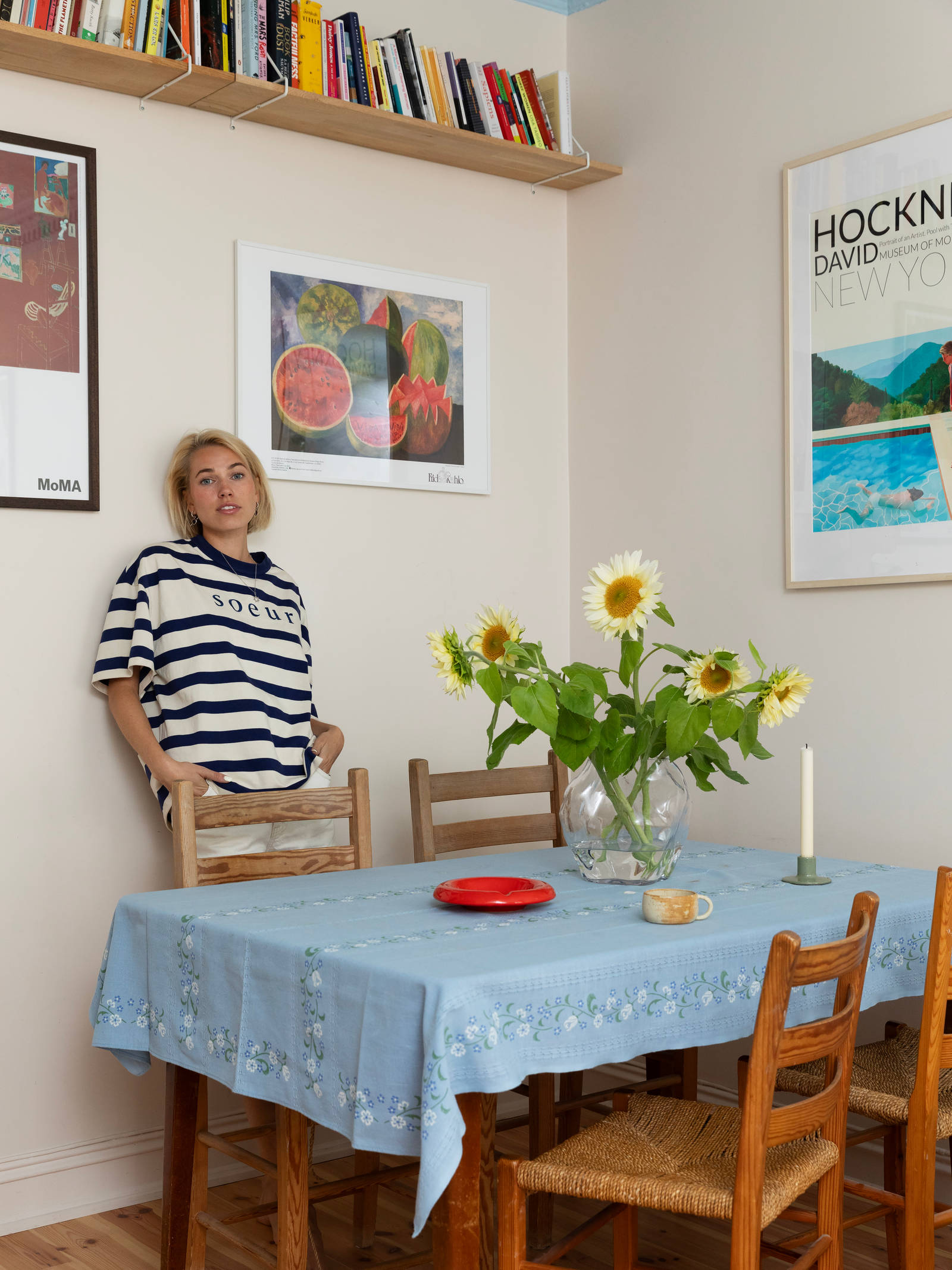 Hjemme hos Thea Sofie Loch Næss er det et kjøkken utenom det vanlige med knallrøde skap kombinert med ekte norsk naturstein og naturlig treverk.