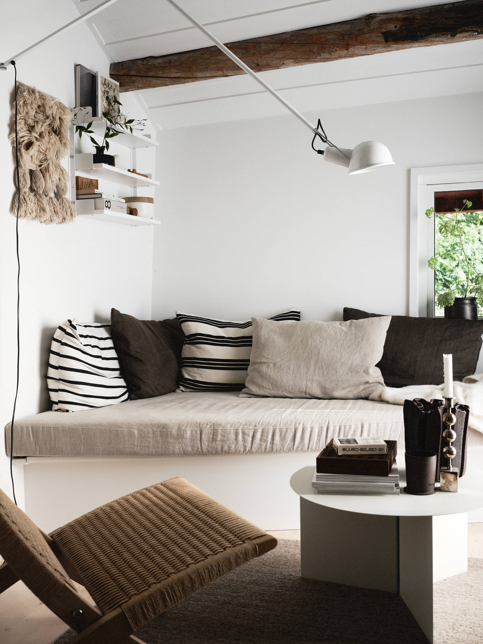 Sittbänk i Lotta Agatons sommarställe i Piteå