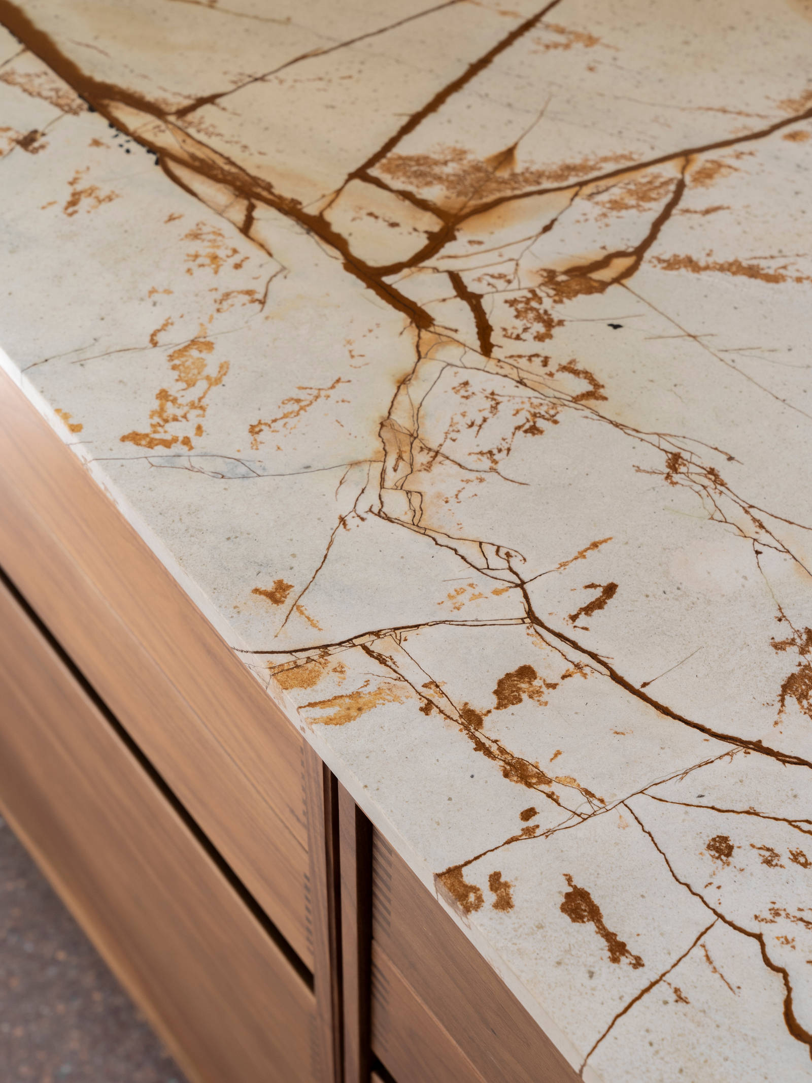 Roma Imperiale kvartsitbordplade med tydelige årer i monokrome jordfarver