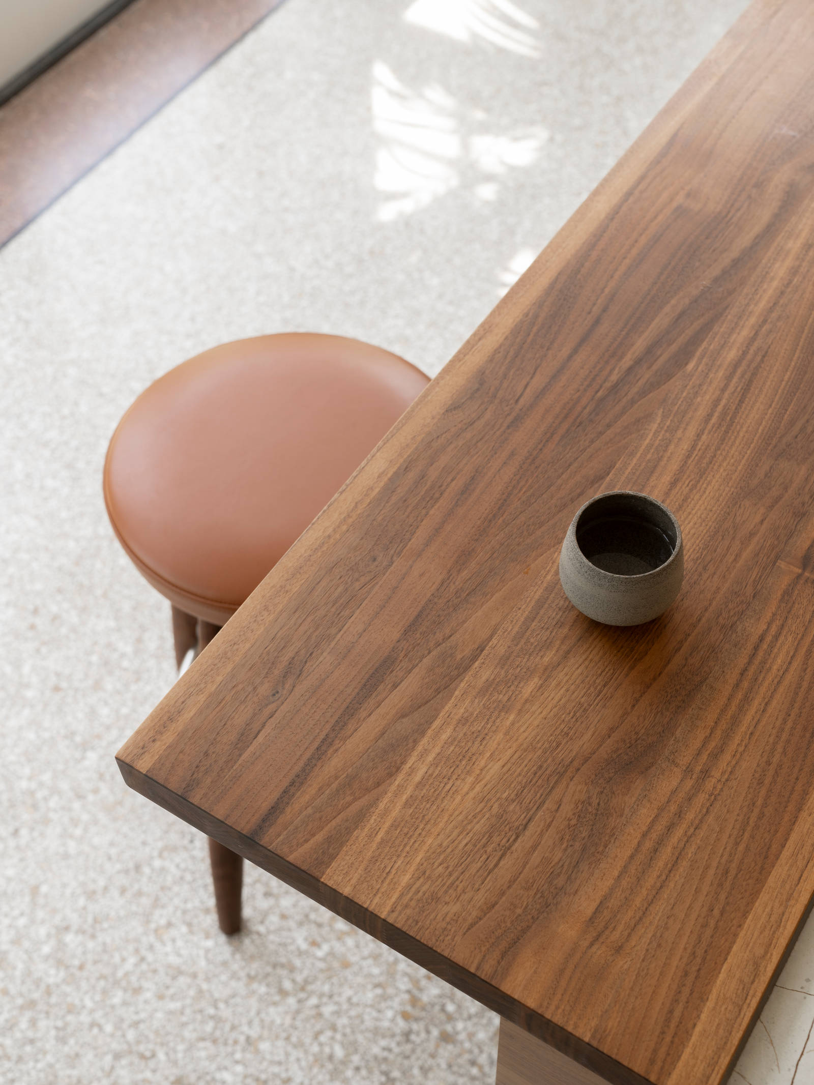 Yndlingsspot til kaffe på CH56 barstolen ved køkkenøen i valnød