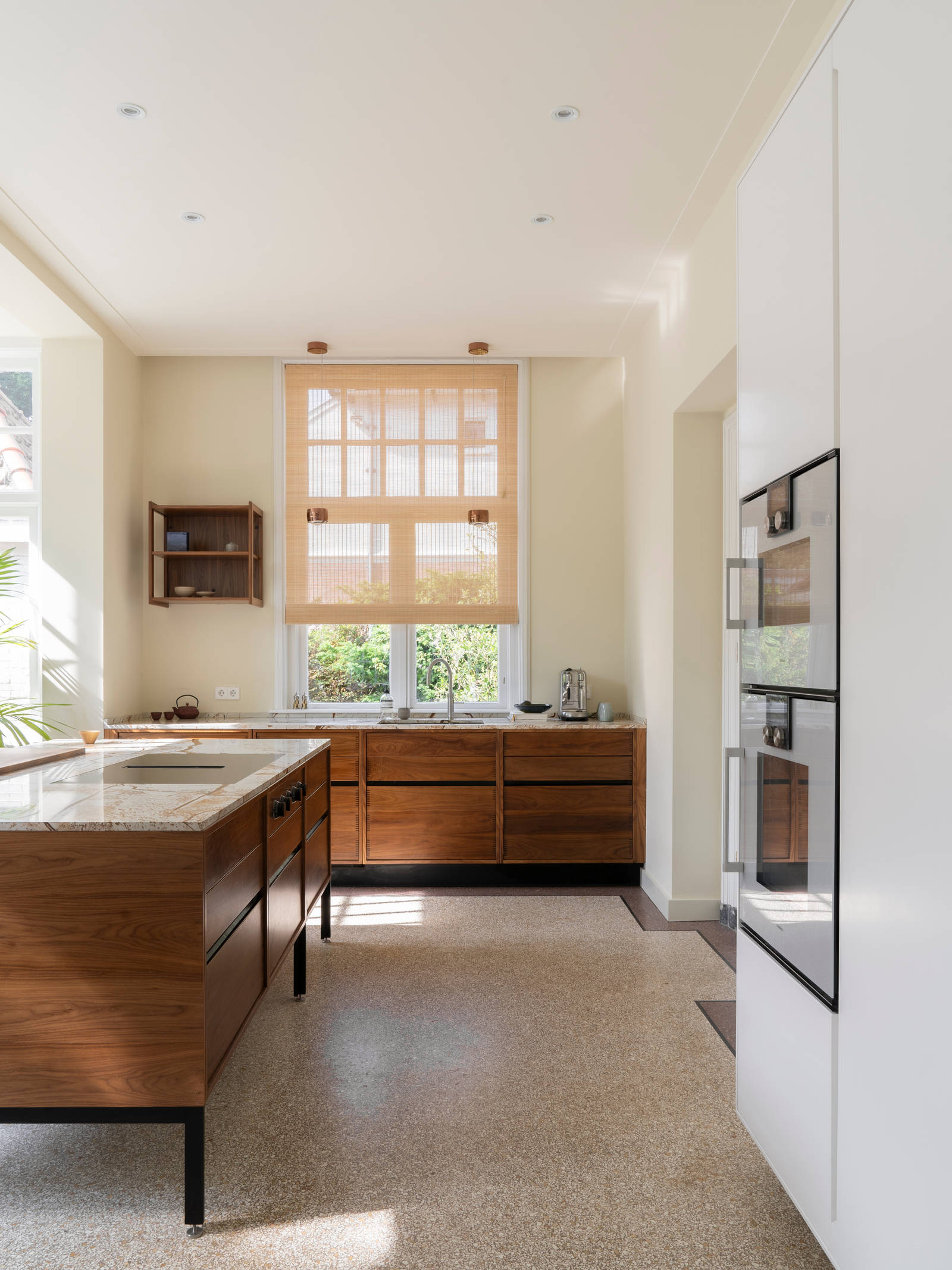 uno form snedkerkøkken i valnød med højskabe i farven Glacier White