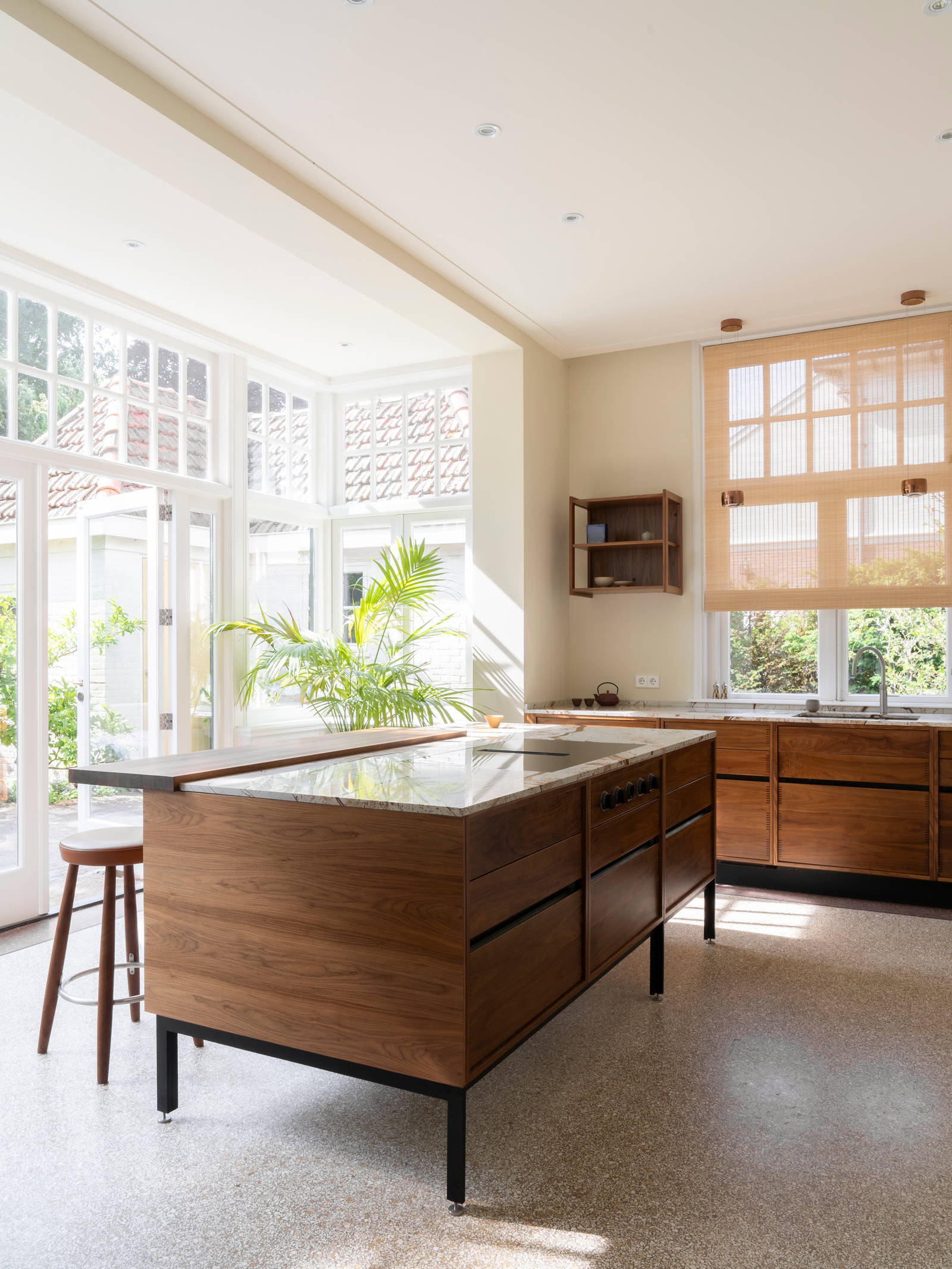 Køkkenø i amerikansk valnød på designbeskyttet benstel, der giver lethed i indretningen