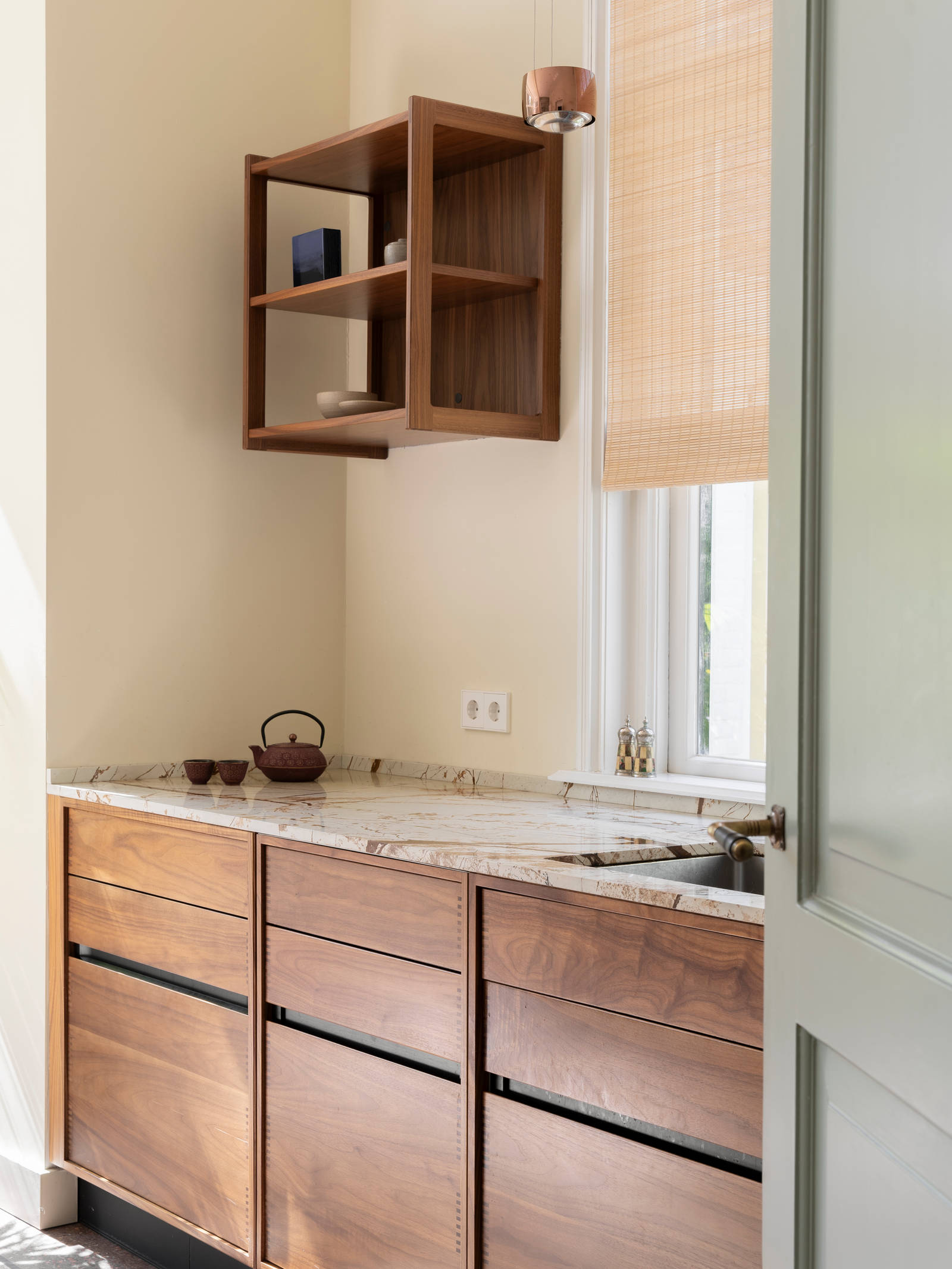 Køkkenskabe i valnød kombineret med en Shaker reol i massiv valnød