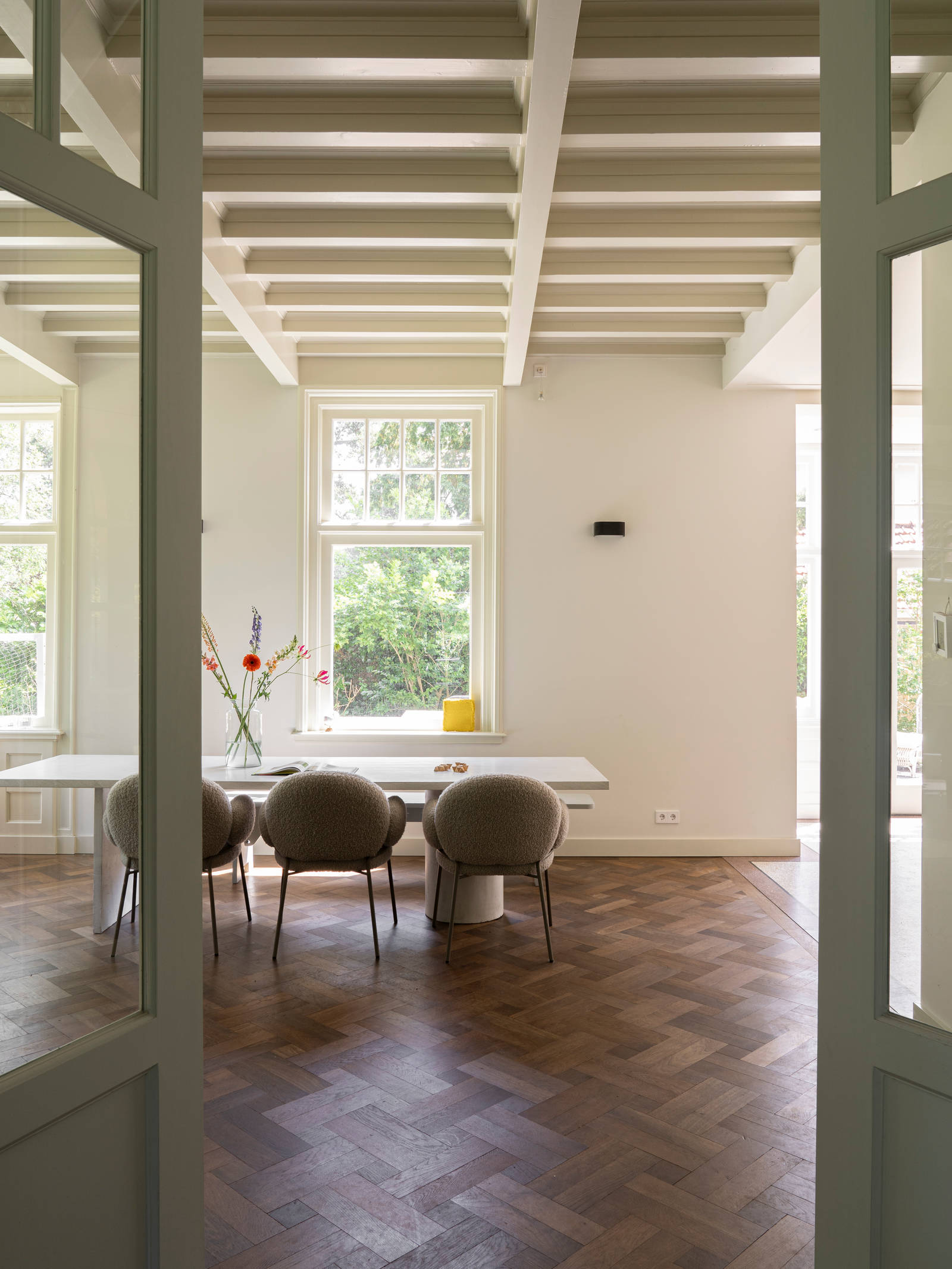 Spisestuen ligger i åben forbindelse med køkkenet i herskabsvillaen i Holland