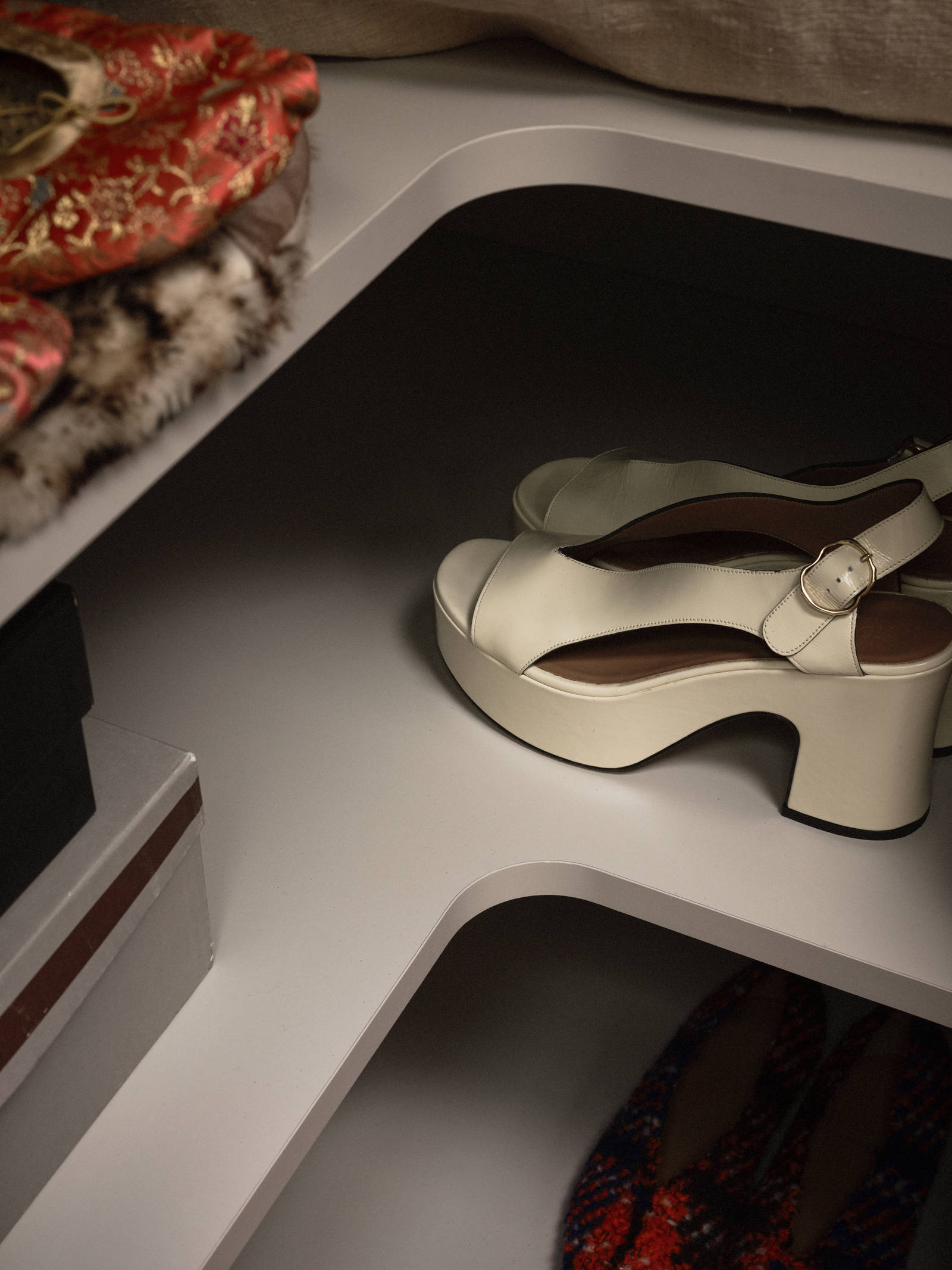 Interiørdesigner Interiørdesigner Marie Olsson Nylander har skapt et garderoberom der orden og estetikk går hånd i hånd.