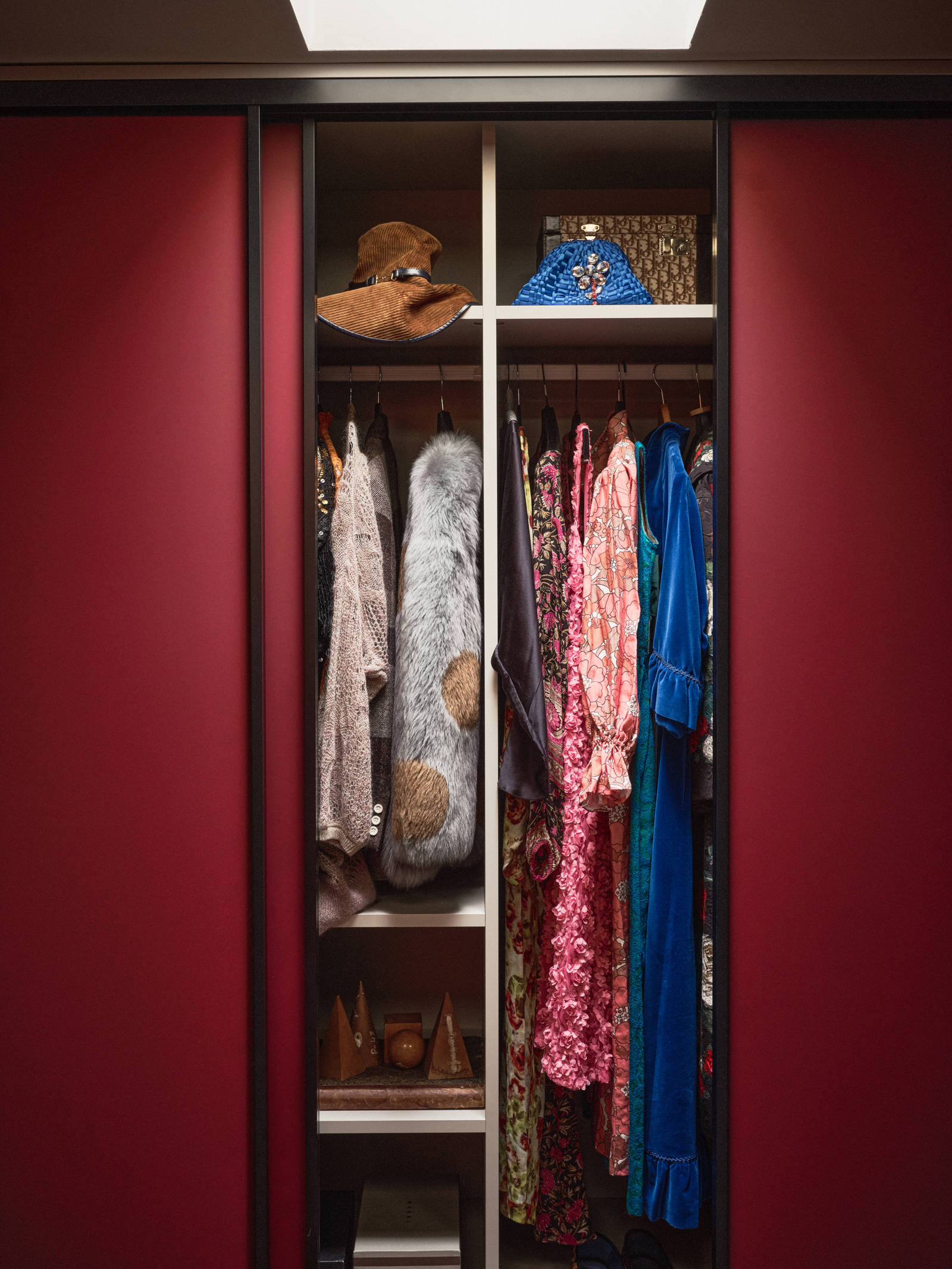 Interiørdesigner Marie Olsson Nylander har skapt et garderoberom der orden og estetikk går hånd i hånd.