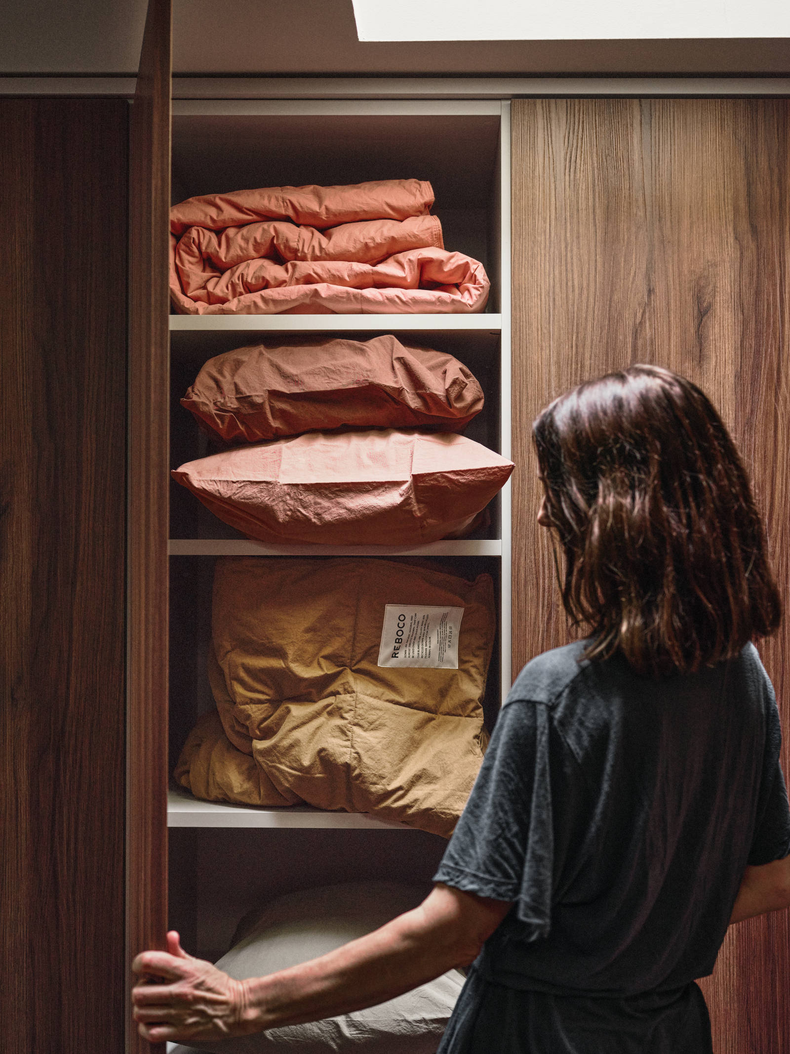 Interiørdesigner Marie Olsson Nylander har skapt et garderoberom der orden og estetikk går hånd i hånd.