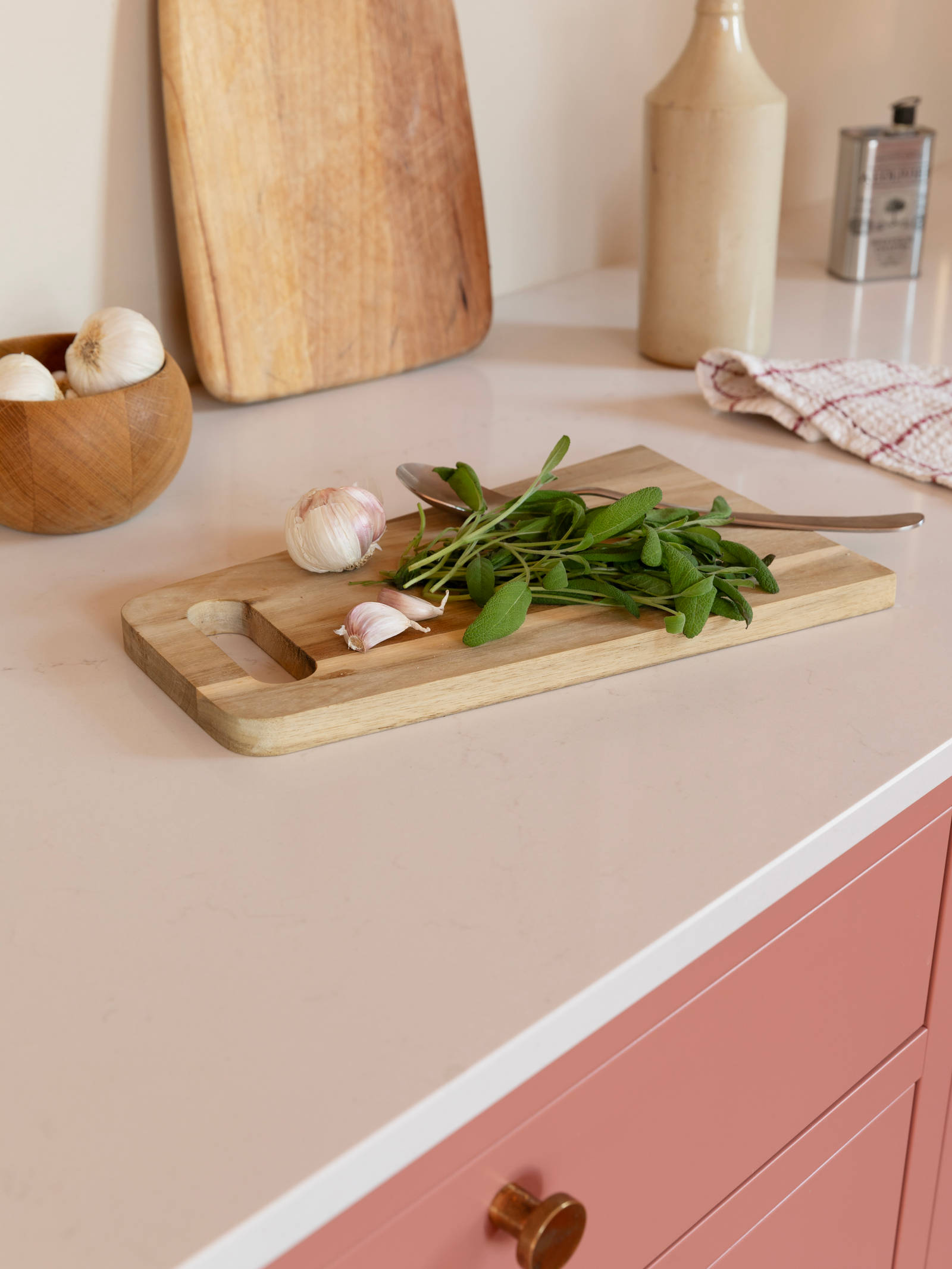 Med fargen Mild Sienna utviklet av Koi Fargestudio skapte familien et helt nytt kjøkken på Nordstrand.