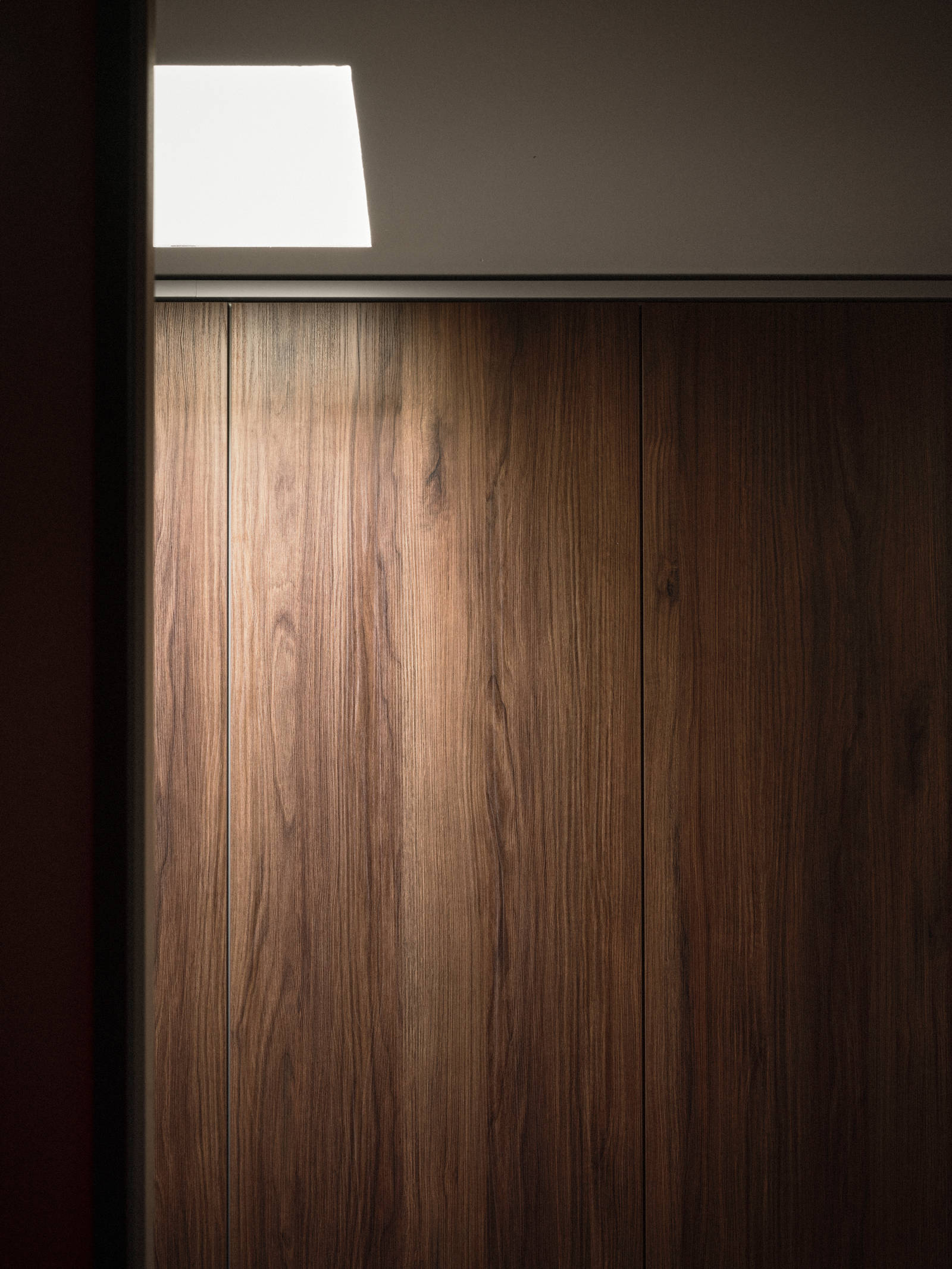 Interiørdesigner Marie Olsson Nylander har skapt et garderoberom der orden og estetikk går hånd i hånd.