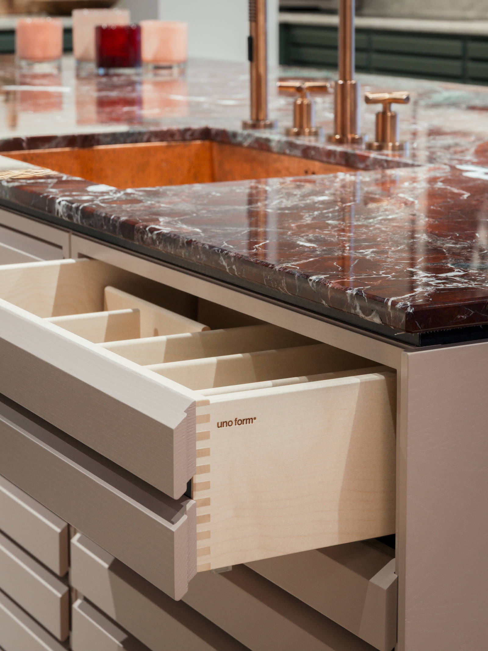 Rosa köksö med Rosso Levanto marmorbänkskiva och kopparvask