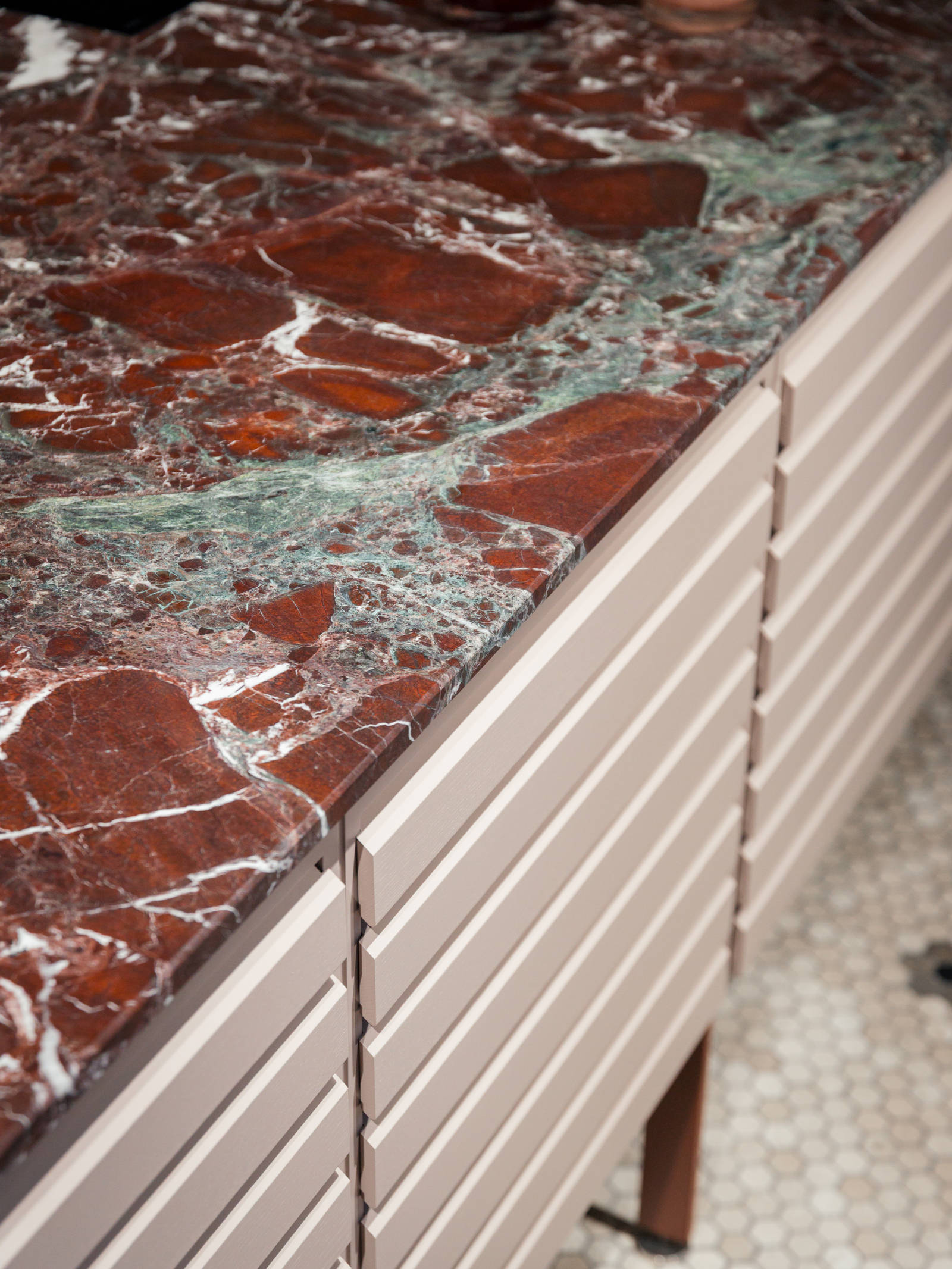 En smuk kombination! Rosa køkkenø med Rosso Levanto marmorbordplade