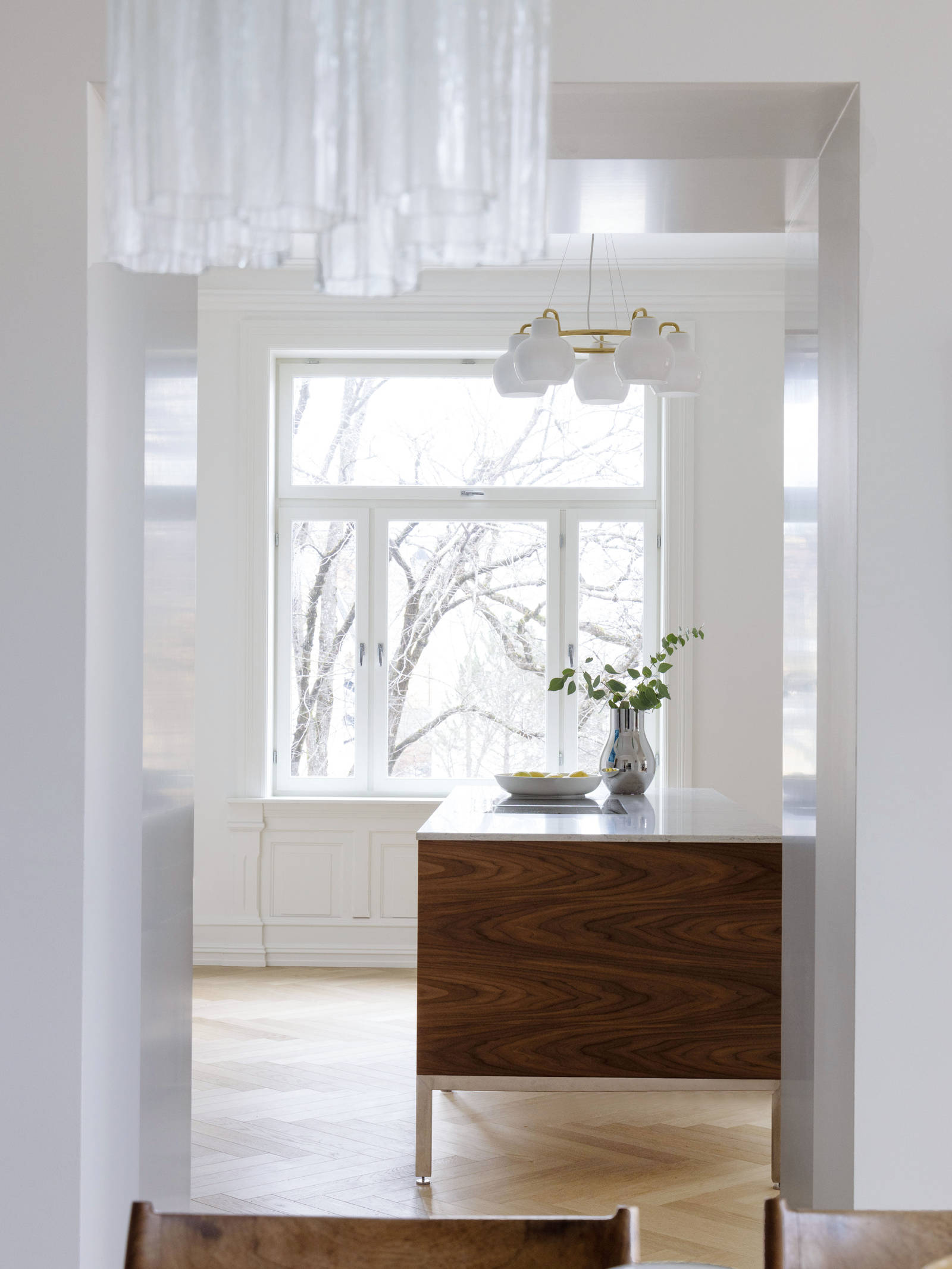 Køkkenøen i valnød fra uno form er et markant designelement i den klassiske Oslo-lejlighed.