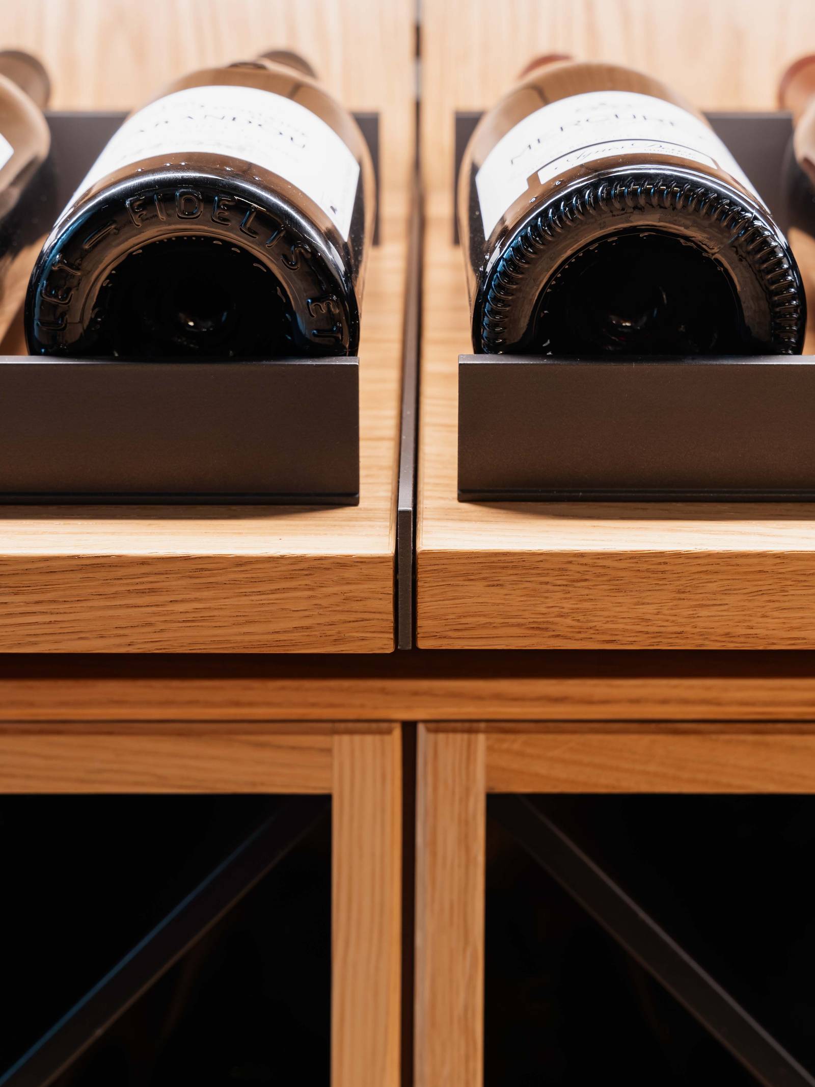 Vinopbevaring på første klasse - i eg og gråbrun metal.