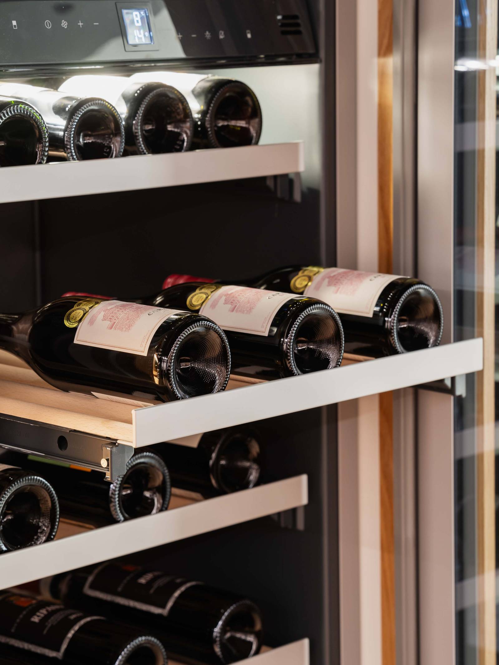 Flaskerister er lavet af egetræ, der hylder selve vinfremstillingens arv.