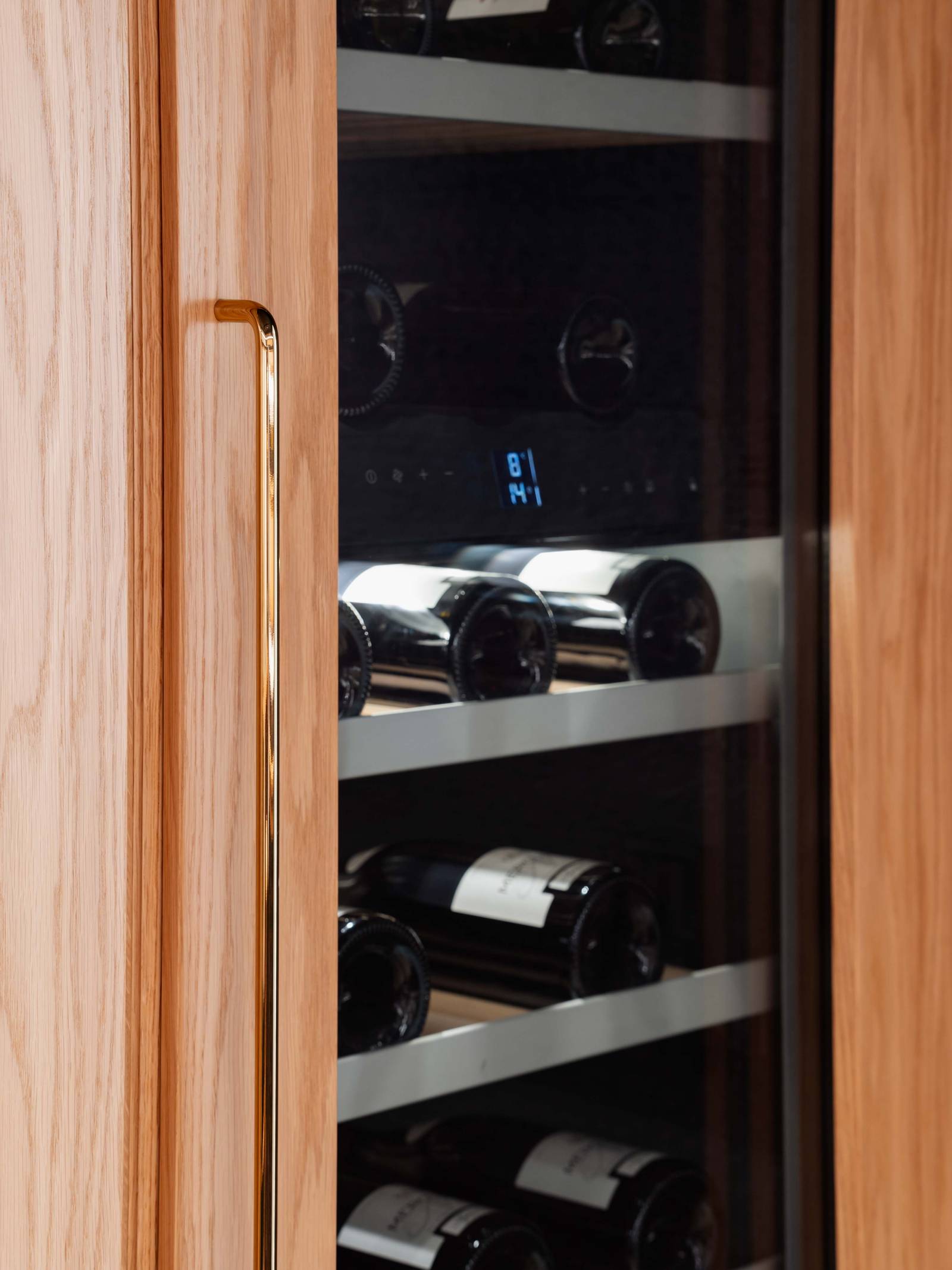 Gaggenau vinskab med låge i egetræ og messinggreb