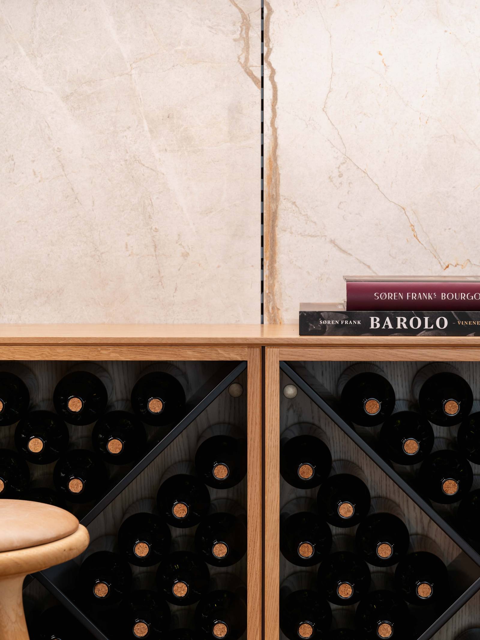 Keramiske plader i store størrelser har givet mulighed for at tilføre helt unikke udtryk i vinkælderen.