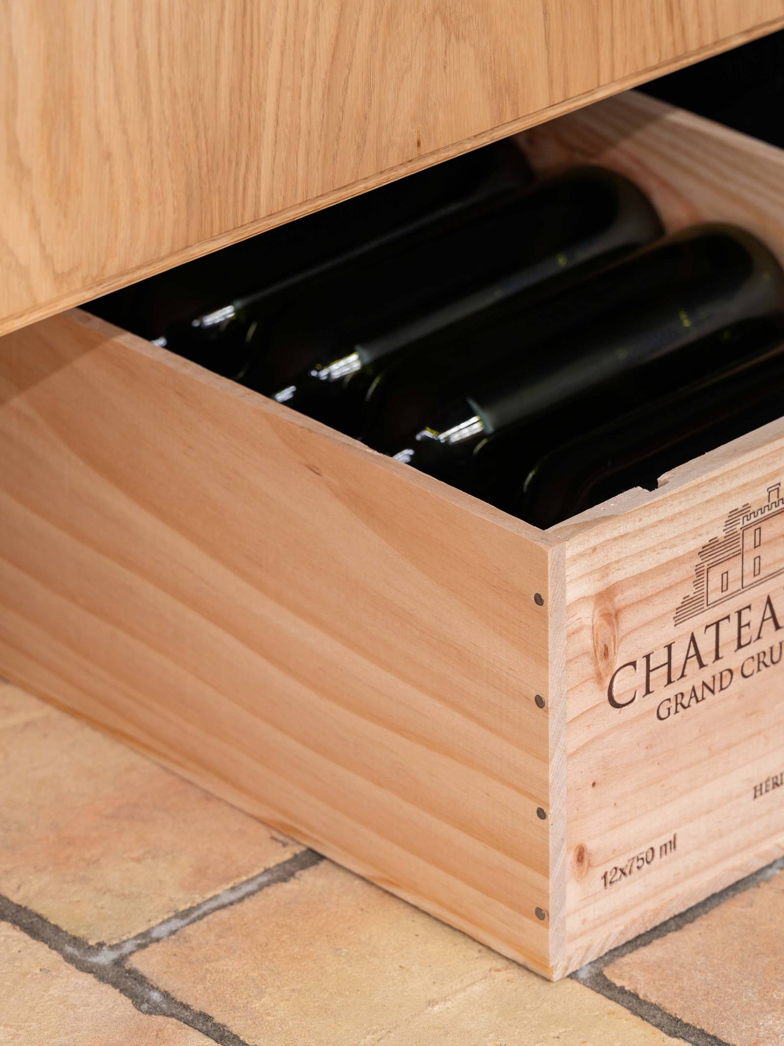 Vægmonterede vinskabe giver ekstra plads til opbevaring af vinkasser.