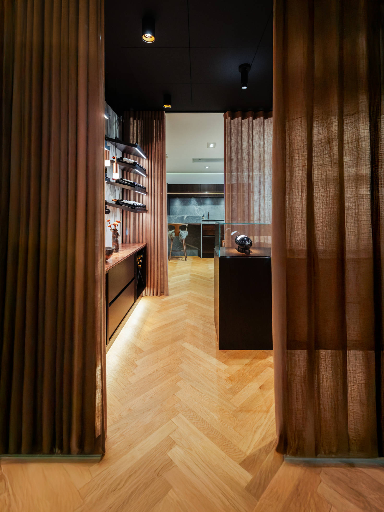 Vinrum i røget eg og kobber i forlængelse af køkkenet.