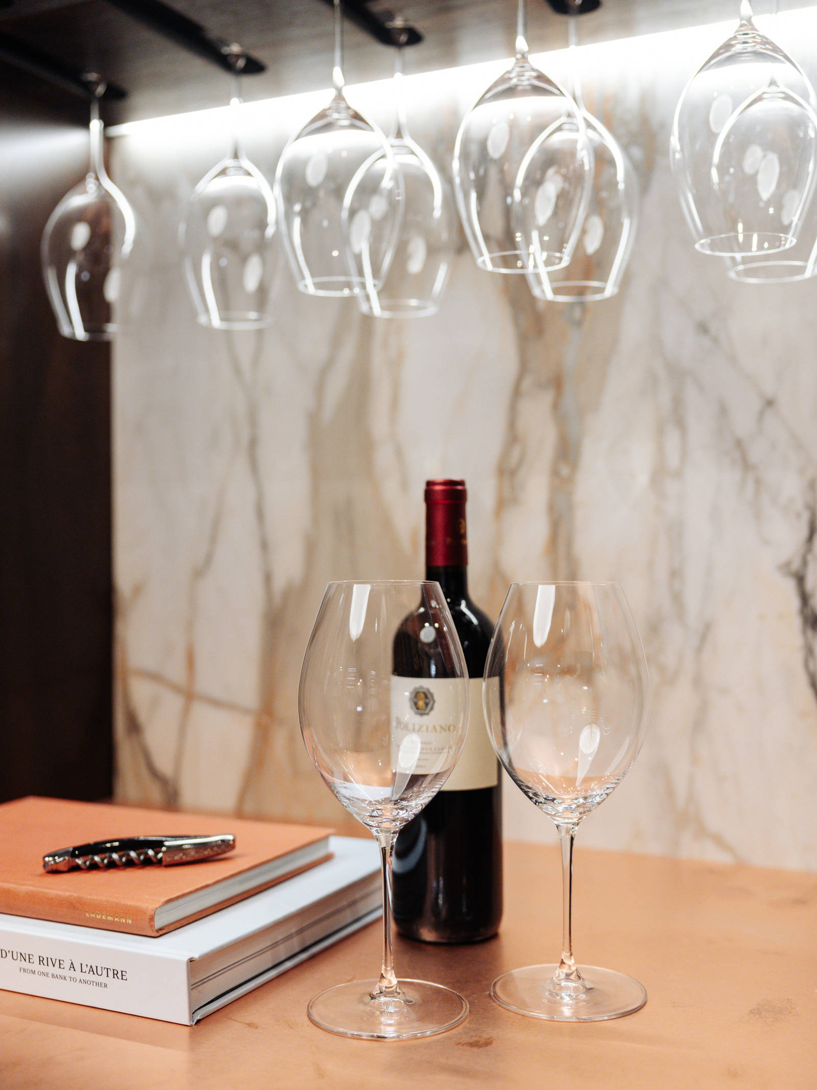 Gør dit vinrum unikt med ægte træ, unikke stenpaneler og ædle metaller.