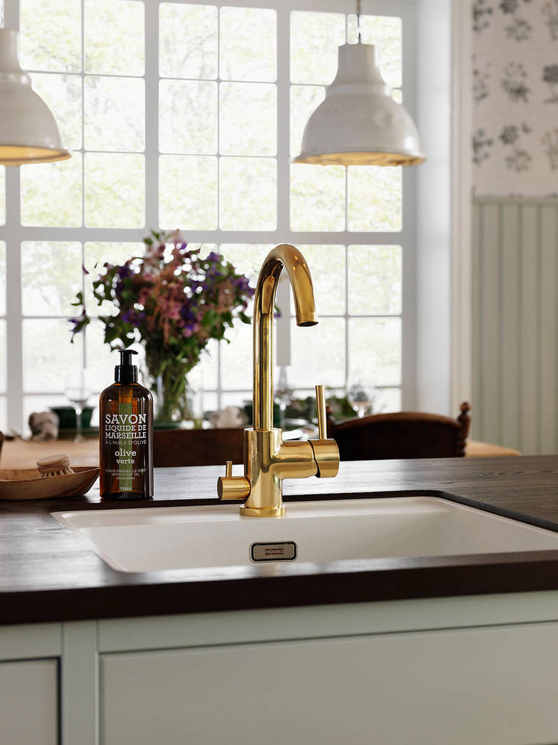 Sigdals Inframekonsept, med dører og skuffer som ligger innrammet, gir innredningen et flott, plassbygd preg. Her får du den rette Herregaardsfølelsen. Suppler gjerne med taggelister, nostalgihyller, vitriner med kryss-sprosser og fremtrukket sokkel.