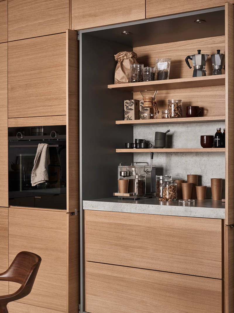 Elegant og moderne eikekjøkken. Slette fronter i eikefinér med integrert kantlist i eik som markerer kjøkkenets linjer og komposisjon.