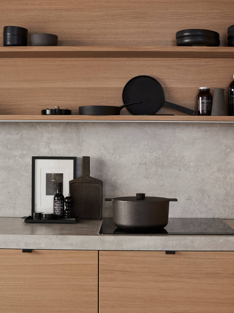 Elegant og moderne eikekjøkken. Slette fronter i eikefinér med integrert kantlist i eik som markerer kjøkkenets linjer og komposisjon.