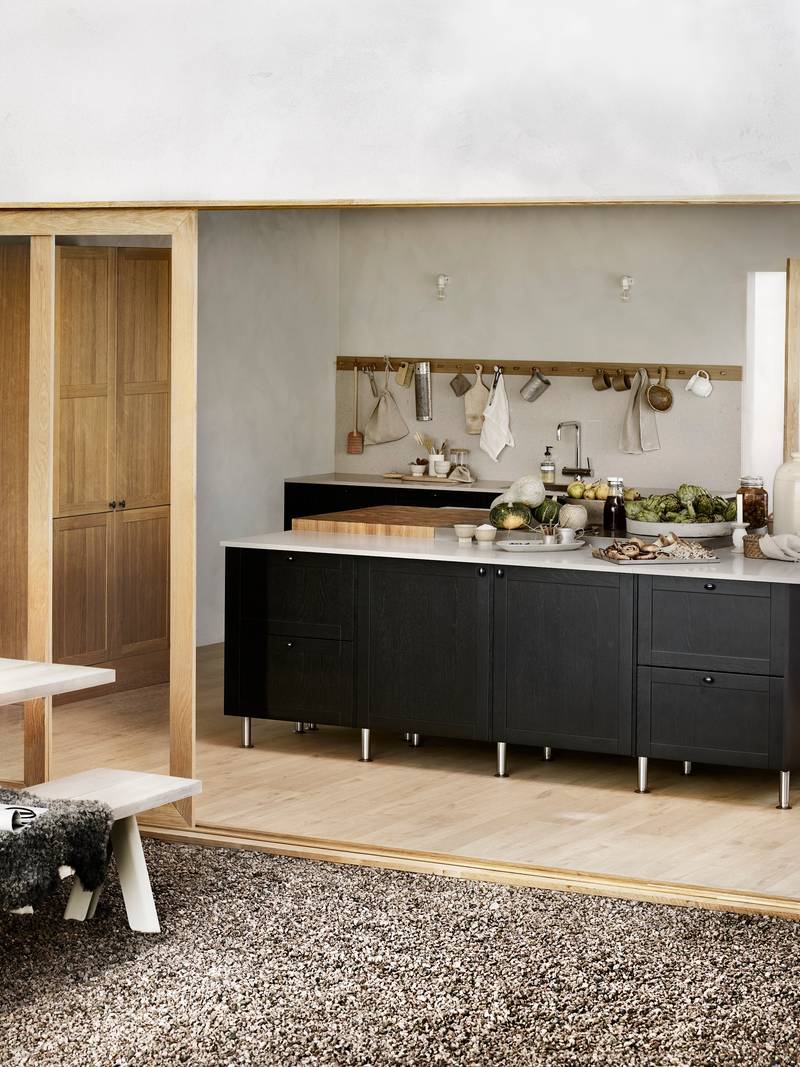 Rustikk og landlig kjøkkenmodell i heltre eik. Front med enkel ramme og slett fylling gjør at du kan variere uttrykket på kjøkkenet fra det helt moderne til det rustikke landlige preget alt etter hvilket tilbehør du velger.