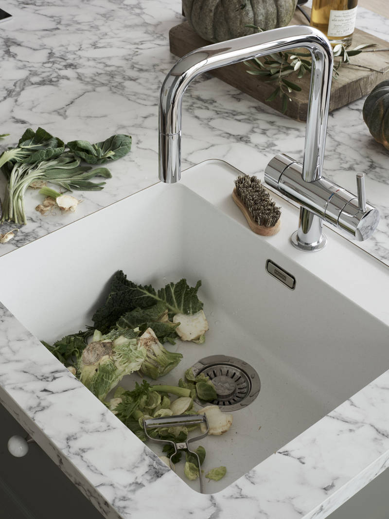 Marbodal - bänkskiva Marmor i laminat med diskho Franke Mythos och blandare Grohe Minta