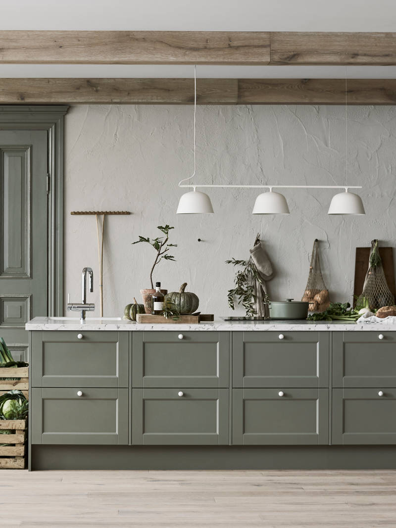 Marbodal Fagerö Tall kök med stor köksö med diskho och blandare samt inbyggd häll och ugn.  Knoppar i marmor samt bänkskiva Marmor i laminat.