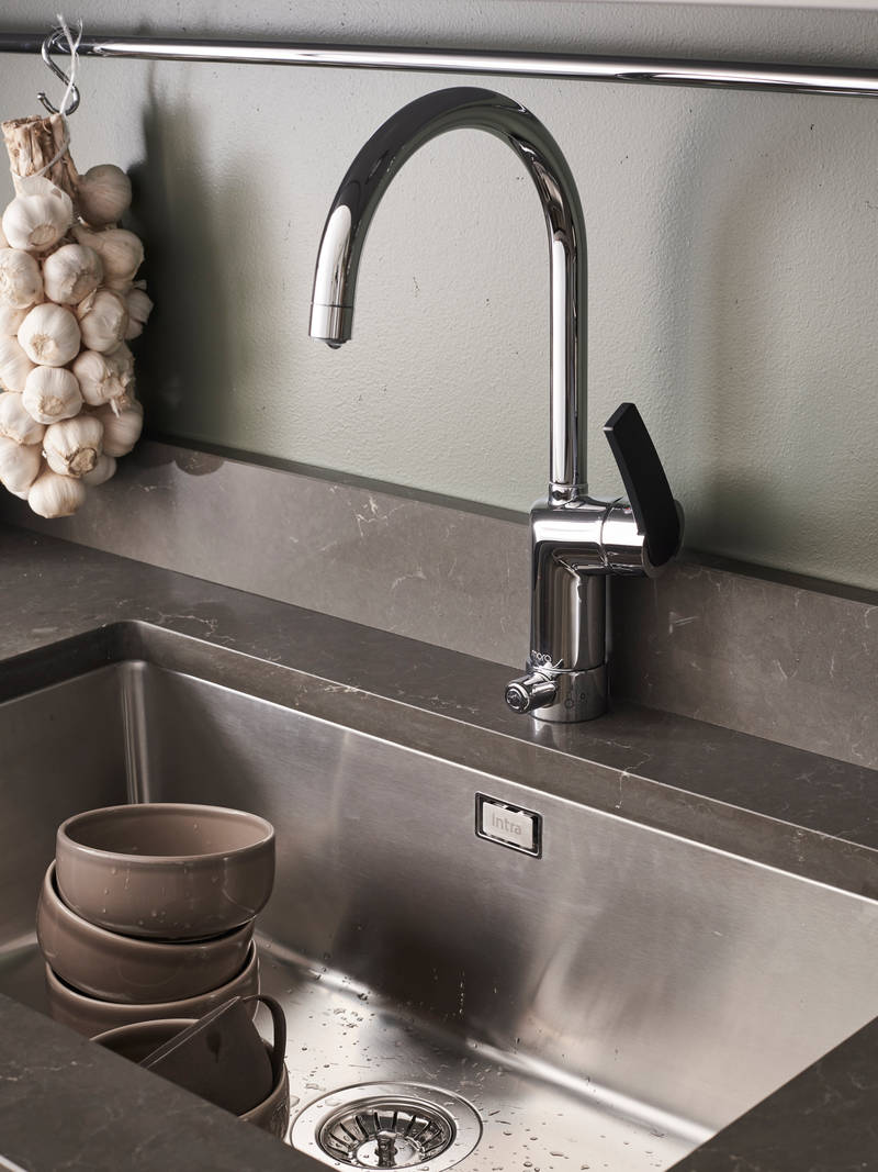 Marbodal - Diskho Intra, bänkskiva Venato Scuro i kvartskomposit, blandare Mora