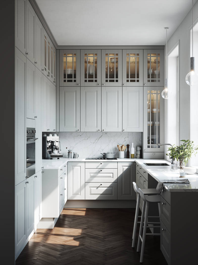 Lindö Moln i  från Marbodal. Ett stort kök på liten yta med förvaring hela vägen upp till tak. Lucka Lindö, målad i ljusgrå kulör. Bänkskiva Marmor Bianco Cararra, handtag Oval borstad.