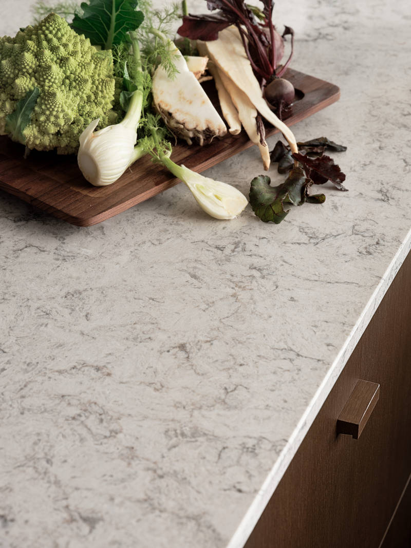 Be naturen inn og la de organiske formene møte hverdagen i Signatur Favn – et grenseløst kjøkken med naturens former i fokus.