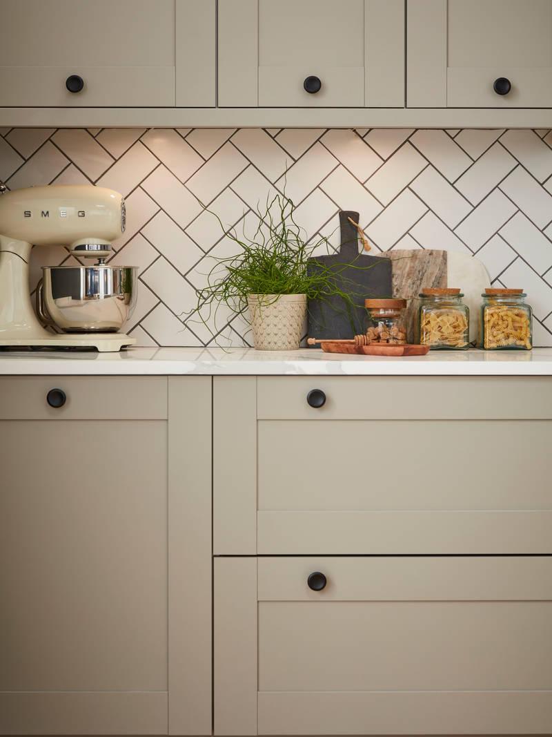 Tatton Kitchen by Magnet. A beautiful easy to use kitchen with traditional features with stylish modern touches.