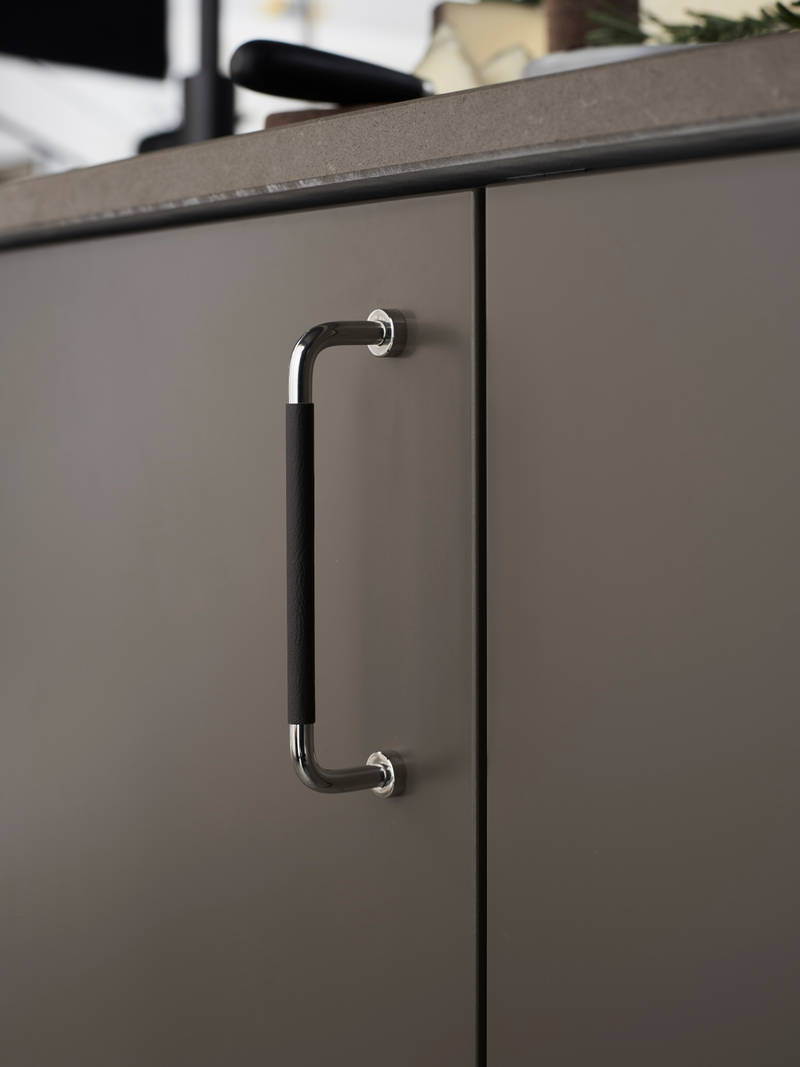 Nærbilde av det retro kromhåndtaket på Sigdals Line-modell i fargen Høst