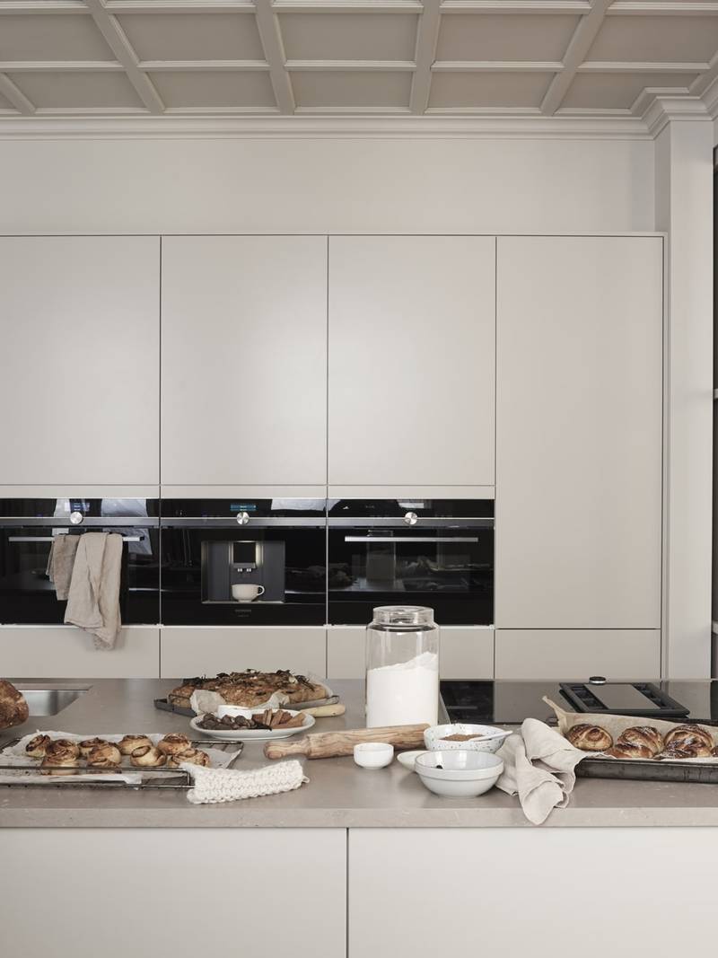 Bakt brød og kanelboller på kjøkkenøya i Sigdals Line Korn