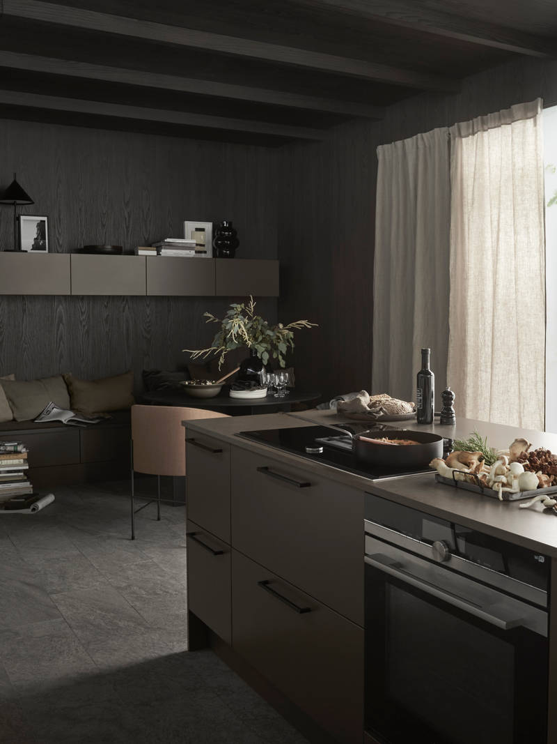 Line er en stilren kjøkkenmodell med et stort designregister. De slette MDF-frontene kan males i alle Sigdals standardfarger, eller valgfri NCS-farge mot et pristillegg.