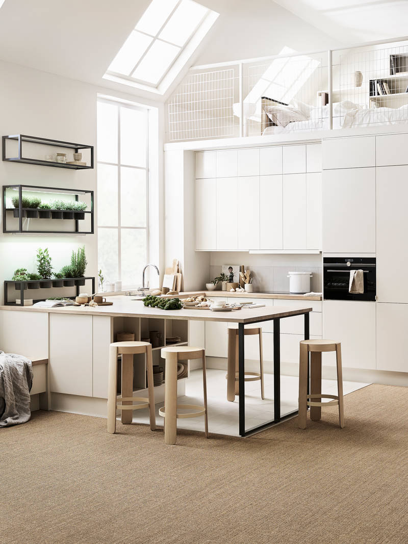 Mild og godlynt kjøkkenmodell i lys eik med liggende trestruktur og innfreste grep.