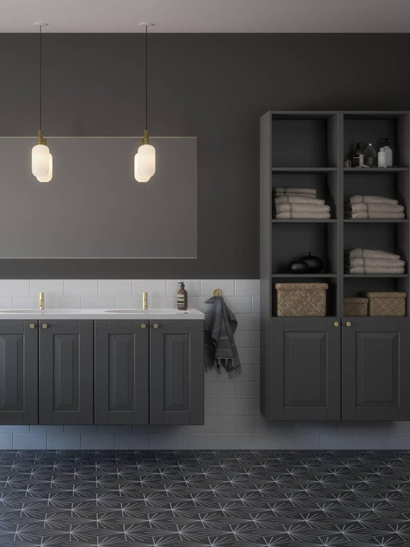 En gedigen, klassisk baderomsløsning, tradisjonsinnredning med ramme i tre og profilert fylling.