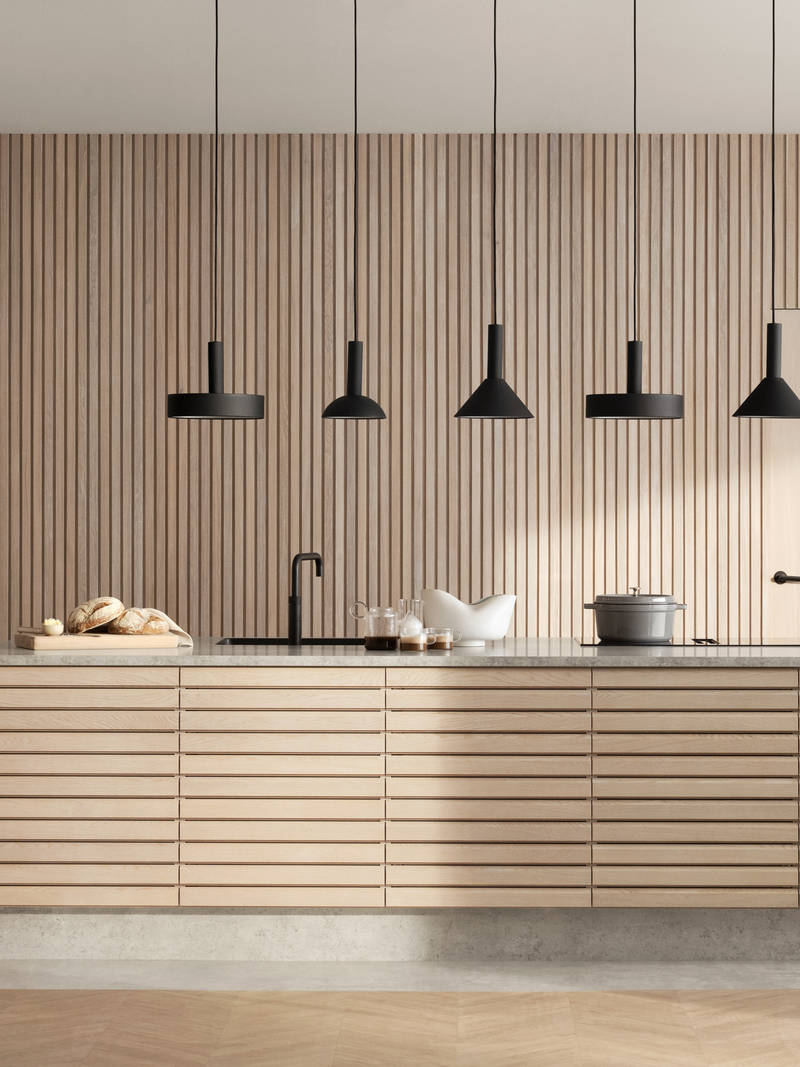 Kjøkkenmodellen Eikeli representerer en lun og nordisk eiketrend. Med sine malte lamellfronter i heltre eik, byr modellen på referanser til både kulinarisk bistro og urbane kafémiljøer.  Eikeli fåes kun som underskap.