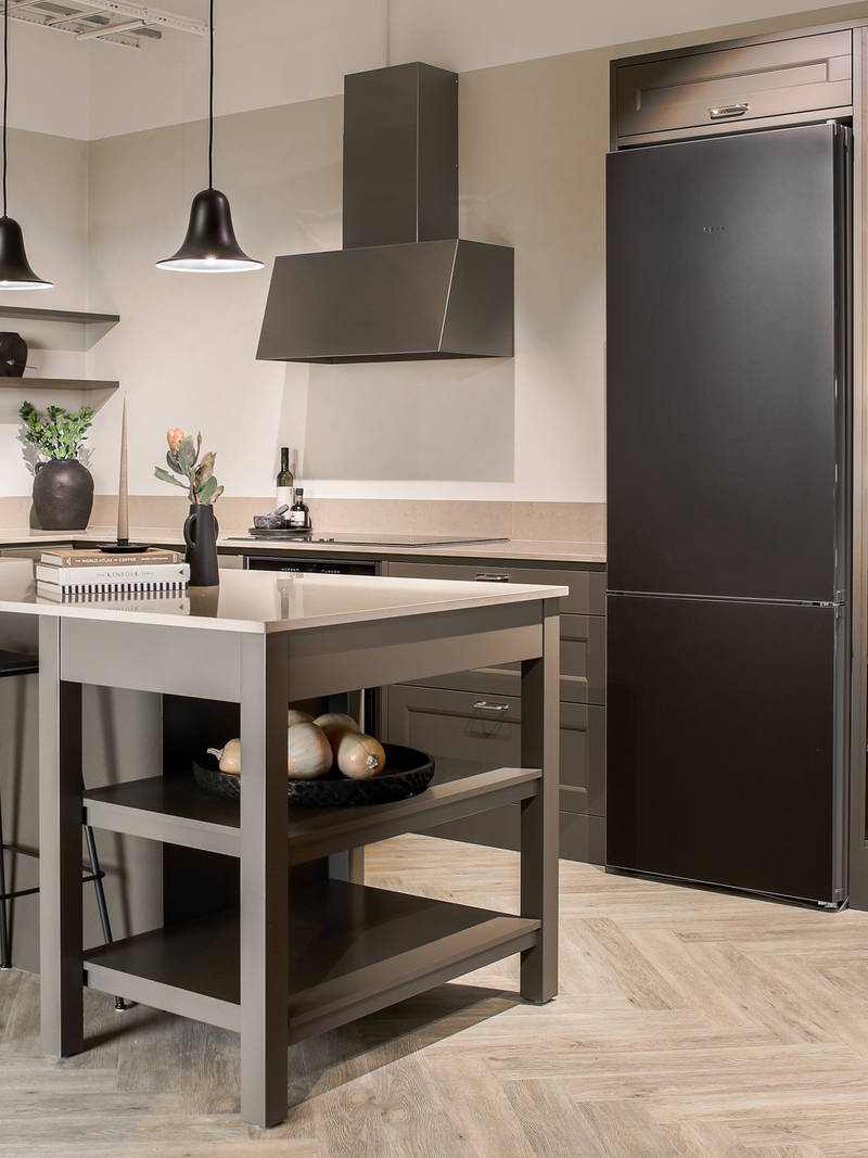 Grått kök i Marbodals butik med öppna hyllor och köksö