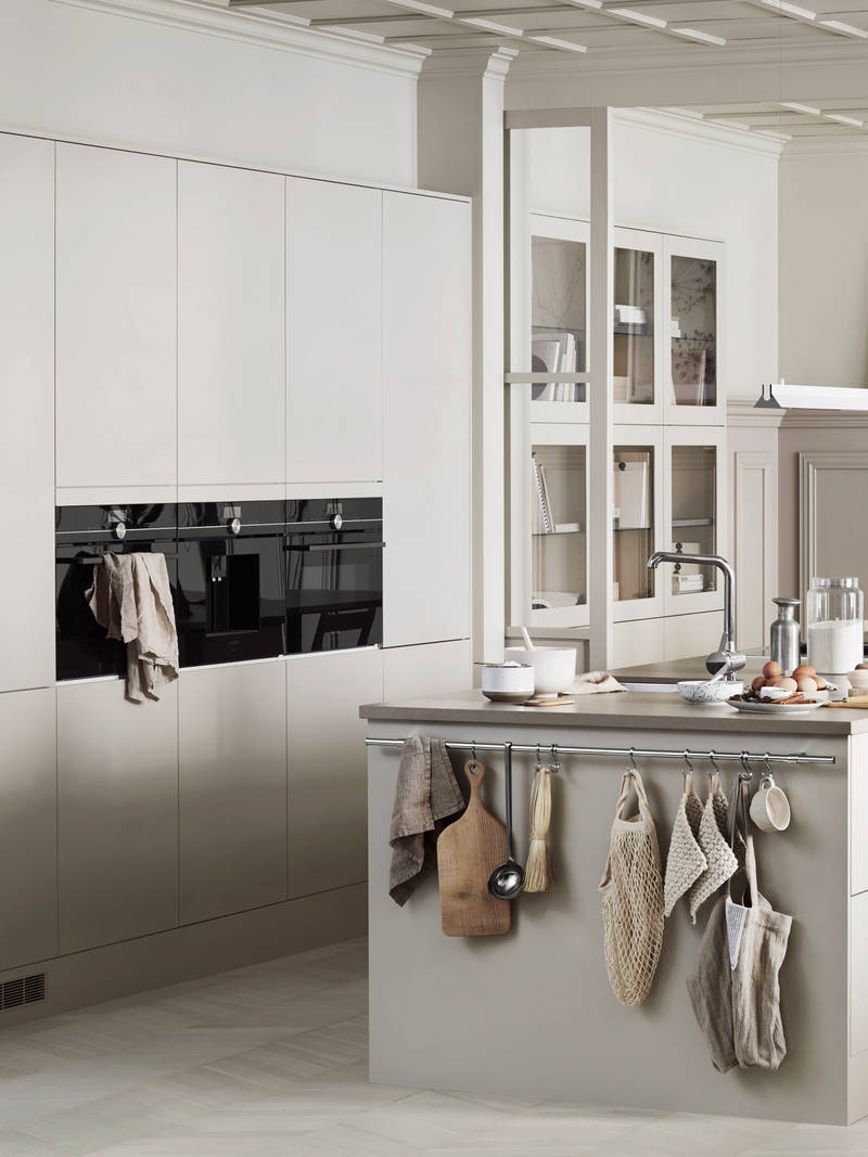 Sigdals stilige kjøkkenmodell Line Korn i åpent og lyst kjøkken innredet med kjøkkenutstyr og innredning i naturmaterialer.