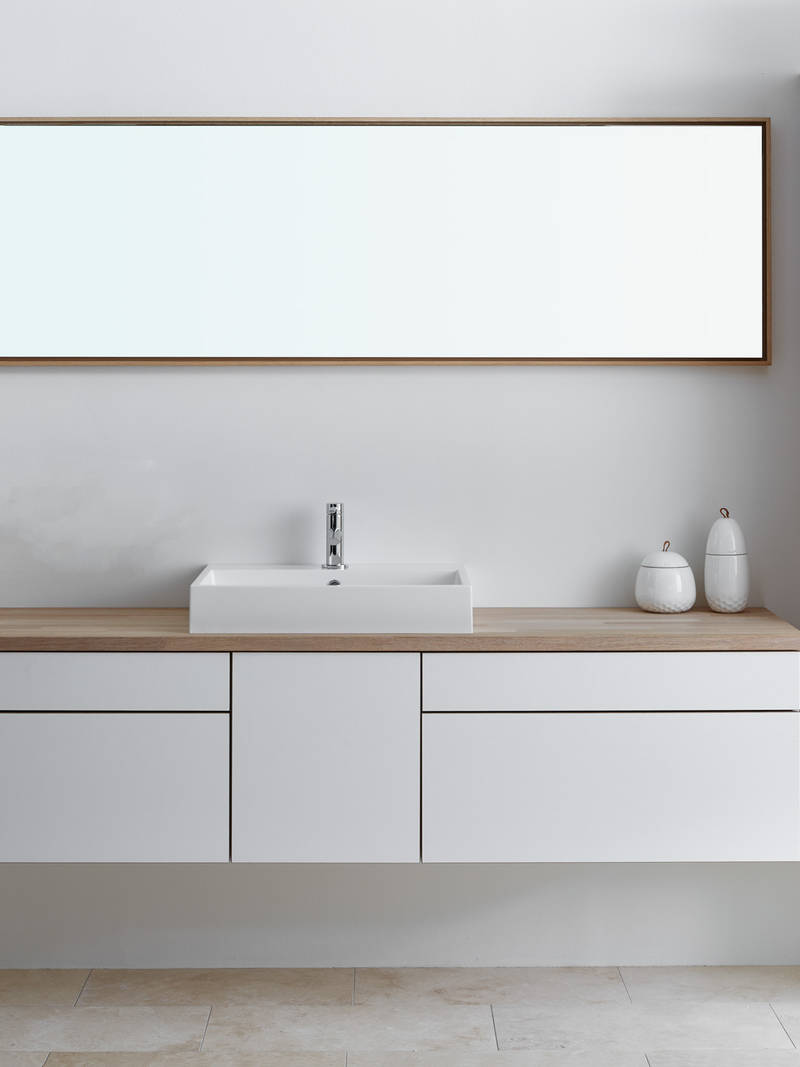 Slidstærk laminatlåger med massive trækanter i praktisk hvid badeværelse Comet Frost fra INVITA, med bordplade tre og hvid vask
