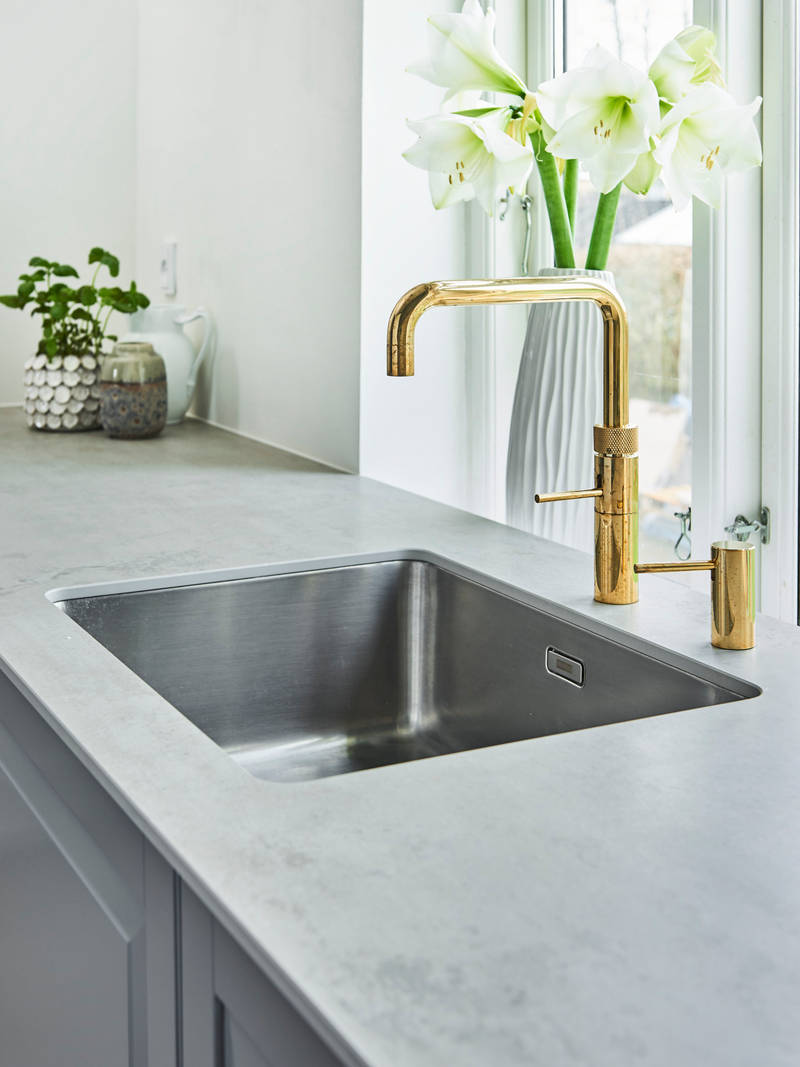 Nordic køkken grå vask messing armatur quooker