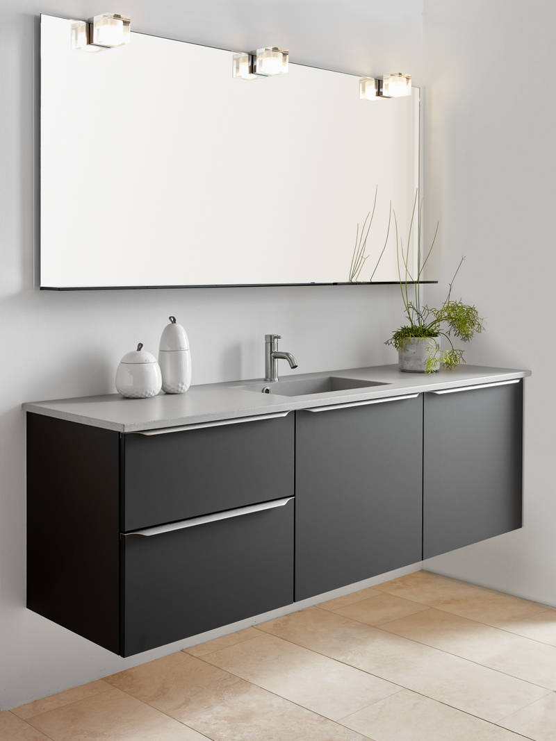 Minimalistisk badeværelse Newline fra INVITA med diskrete dansk design greber som tilføjer et elegant udtryck