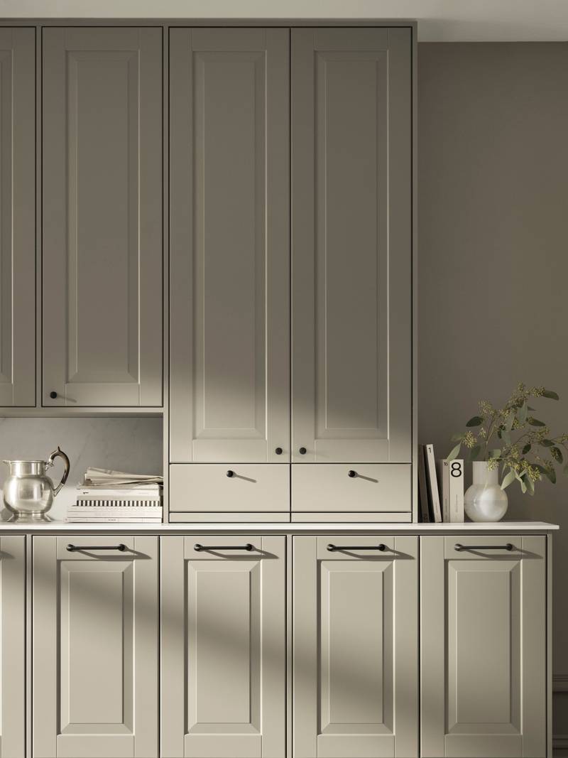 Marbodal Lindö - kök - kökslucka målad i frö vår greige färg. Bänkstående skåp med täckta luckor ock lådor.
