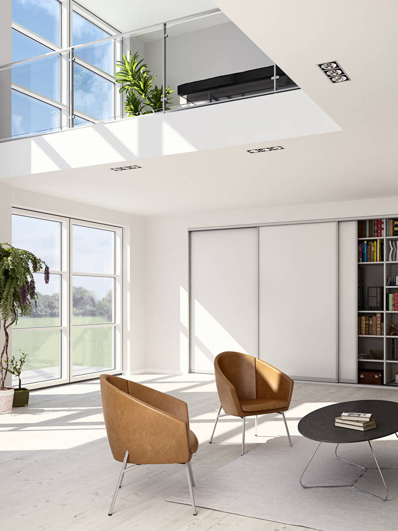 Hvide skydedøre med metalramme i stue