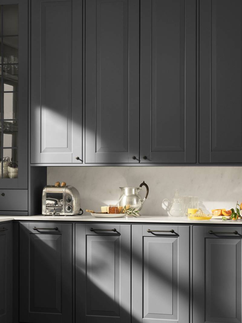 Lindö Granit  i PLUS-utförande med platsbyggd känsla. Bänkstående vitrin skåp med lådor. Bänkskiva kvartskomposit