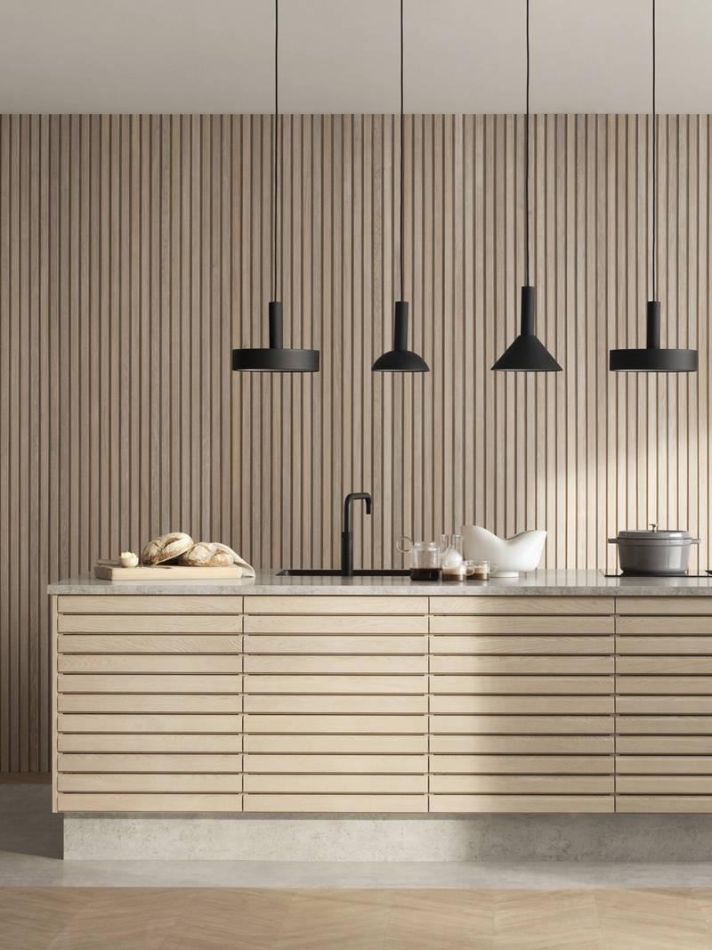 Kjøkkenmodellen Eikeli representerer en lun og nordisk eiketrend. Med sine malte lamellfronter i heltre eik, byr modellen på referanser til både kulinarisk bistro og urbane kafémiljøer.  Eikeli fåes kun som underskap.