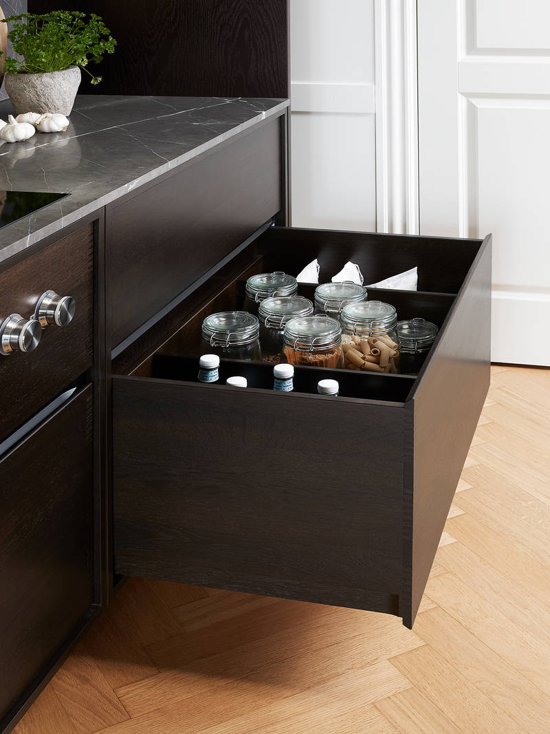 Needs are individual. This also applies when it comes to drawers. Therefore, in a kitchen from the Copenhagen collection, you can have drawers with flexible dividers.